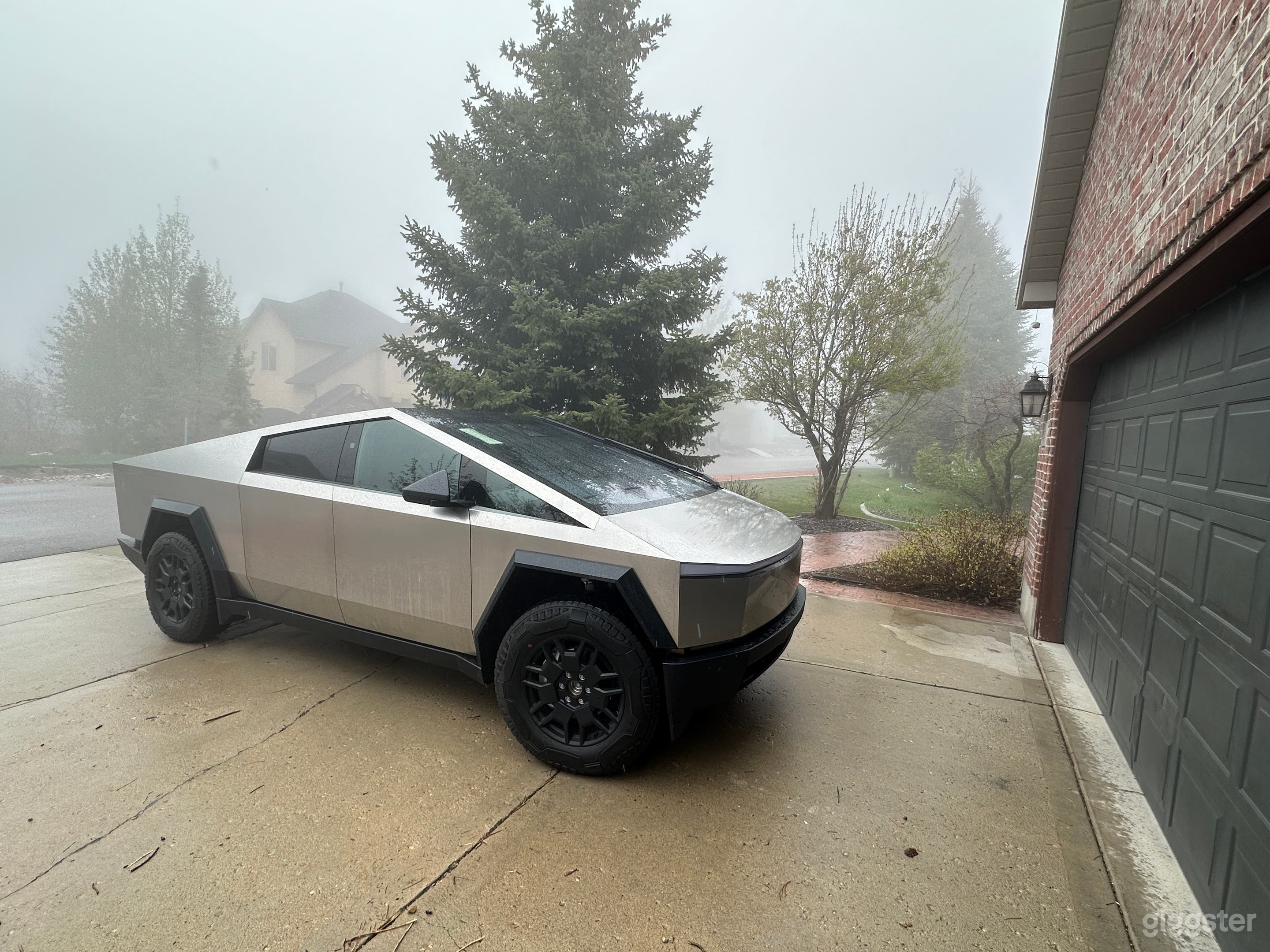 Iconic Tesla Cybertruck for Stunning Visuals Photo 3