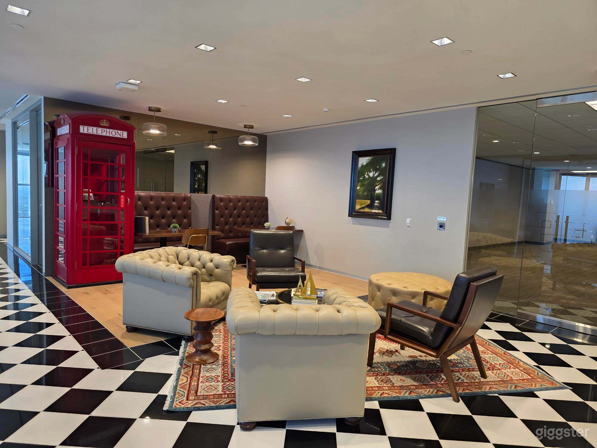 Eclectic Spacious Lobby Photo 4