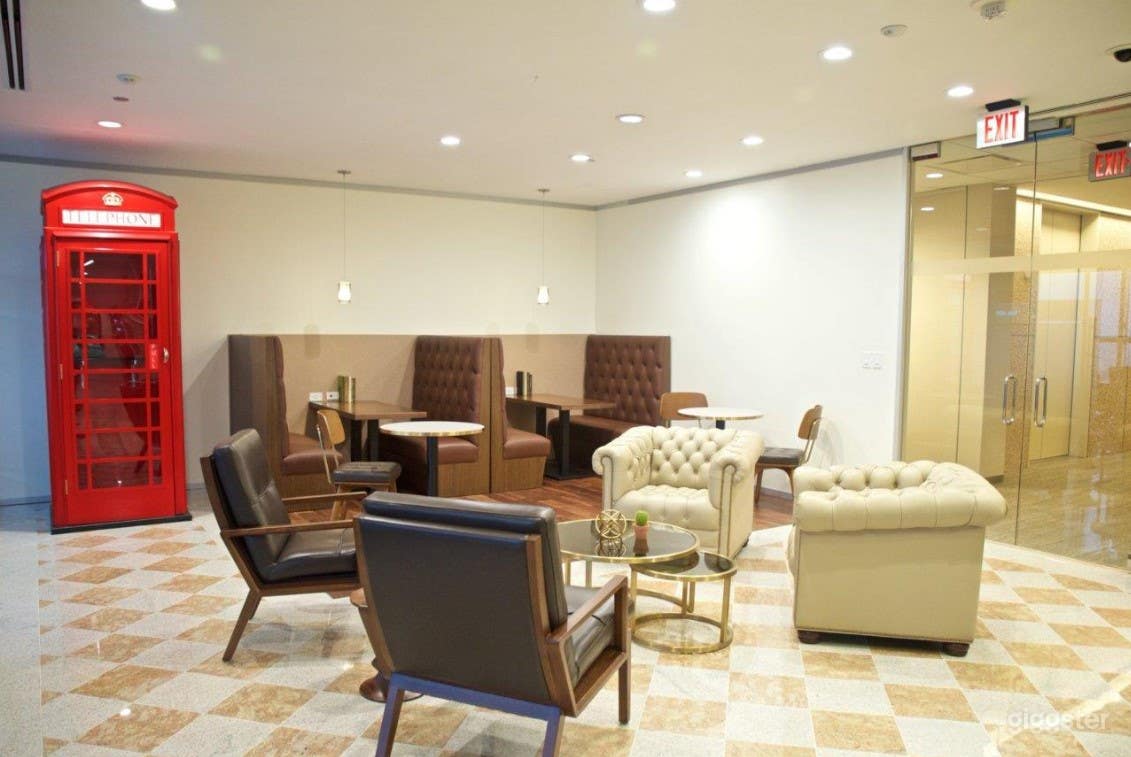 Eclectic Spacious Lobby Photo 2