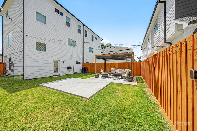  Large private backyard space with pergola lounge and dining area. Perfect for cozy meal or relaxing. Designed with versatility in mind, the dining area can be repositioned or removed to bring your vision to life. 