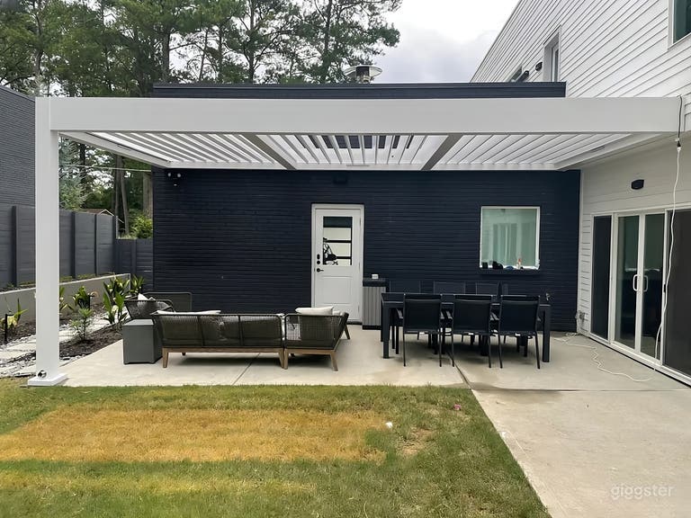  Modern Backyard with Outdoor Movie Setup 