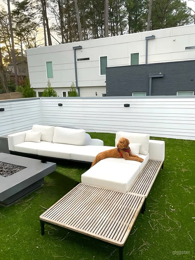  Modern Backyard with Outdoor Movie Setup 