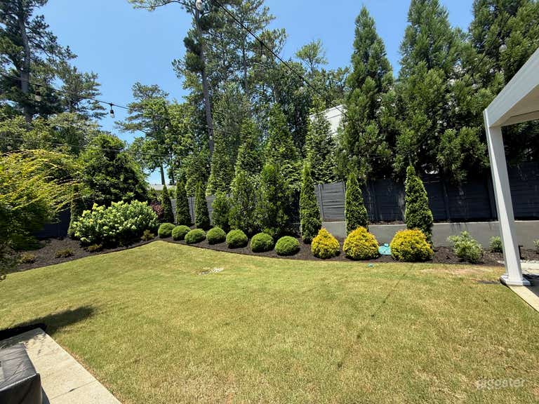  Modern Backyard with Outdoor Movie Setup 
