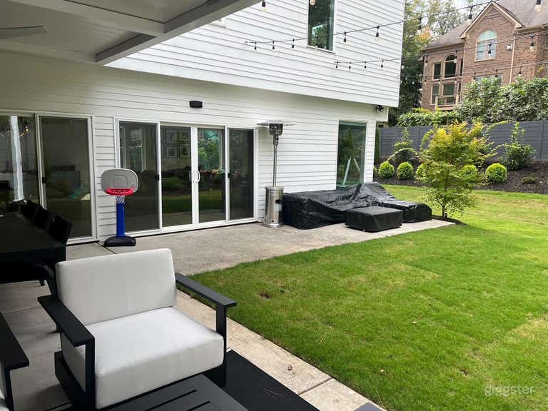  Modern Backyard with Outdoor Movie Setup 