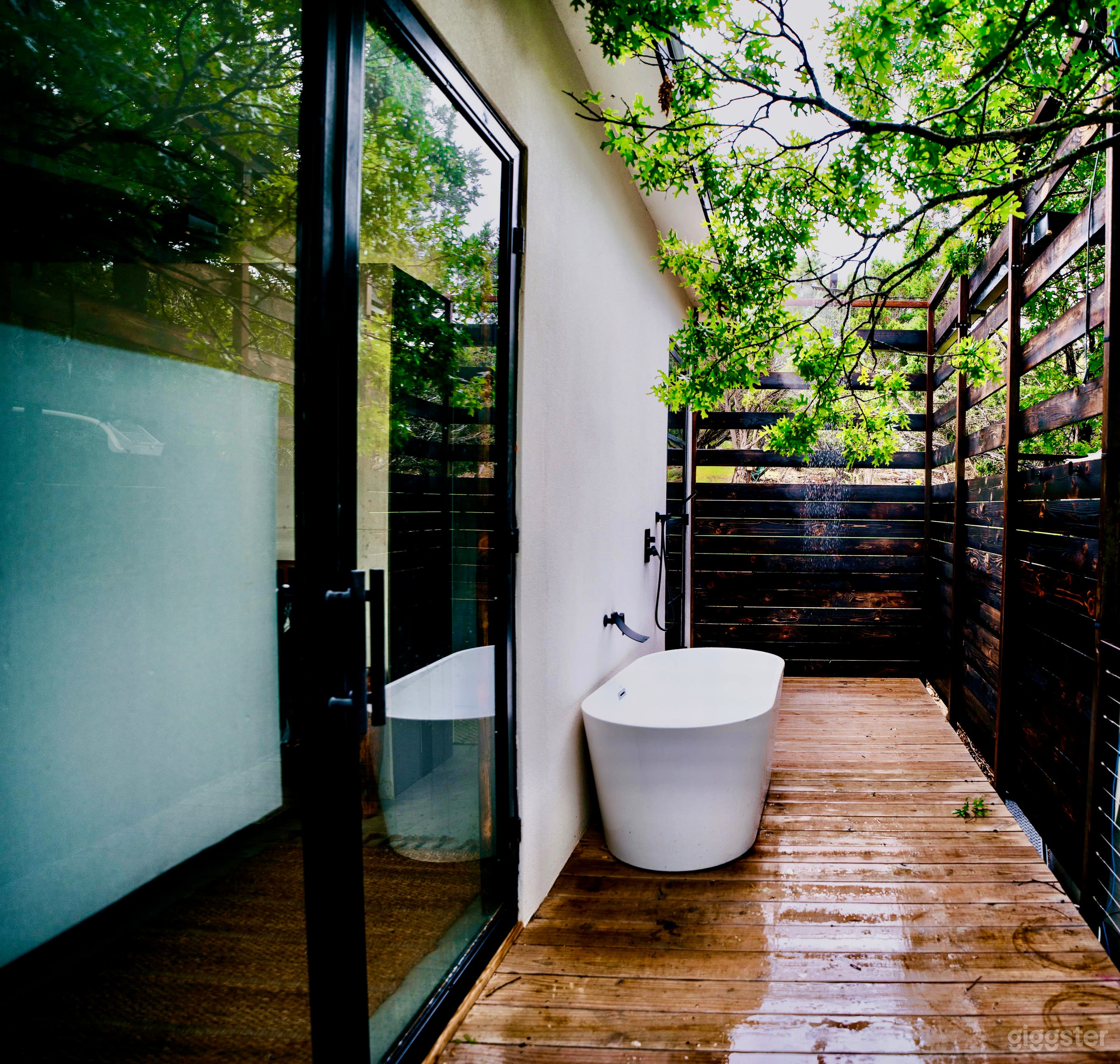 Indulge in the ultimate relaxation with our outdoor shower and bathtub. Bask in the open air and enjoy stargazing at night!
