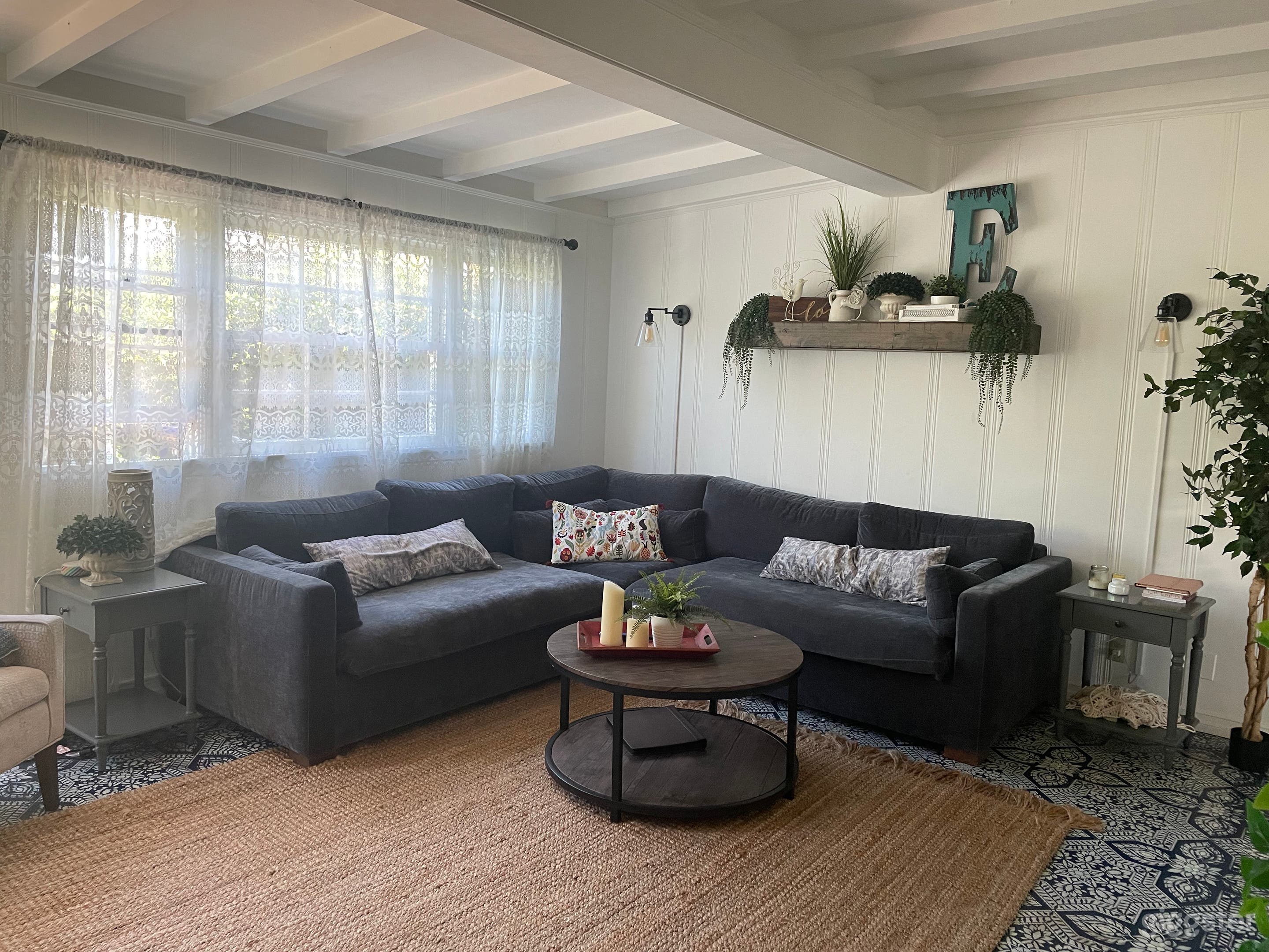 Sunny Yellow Family Home Photo 2