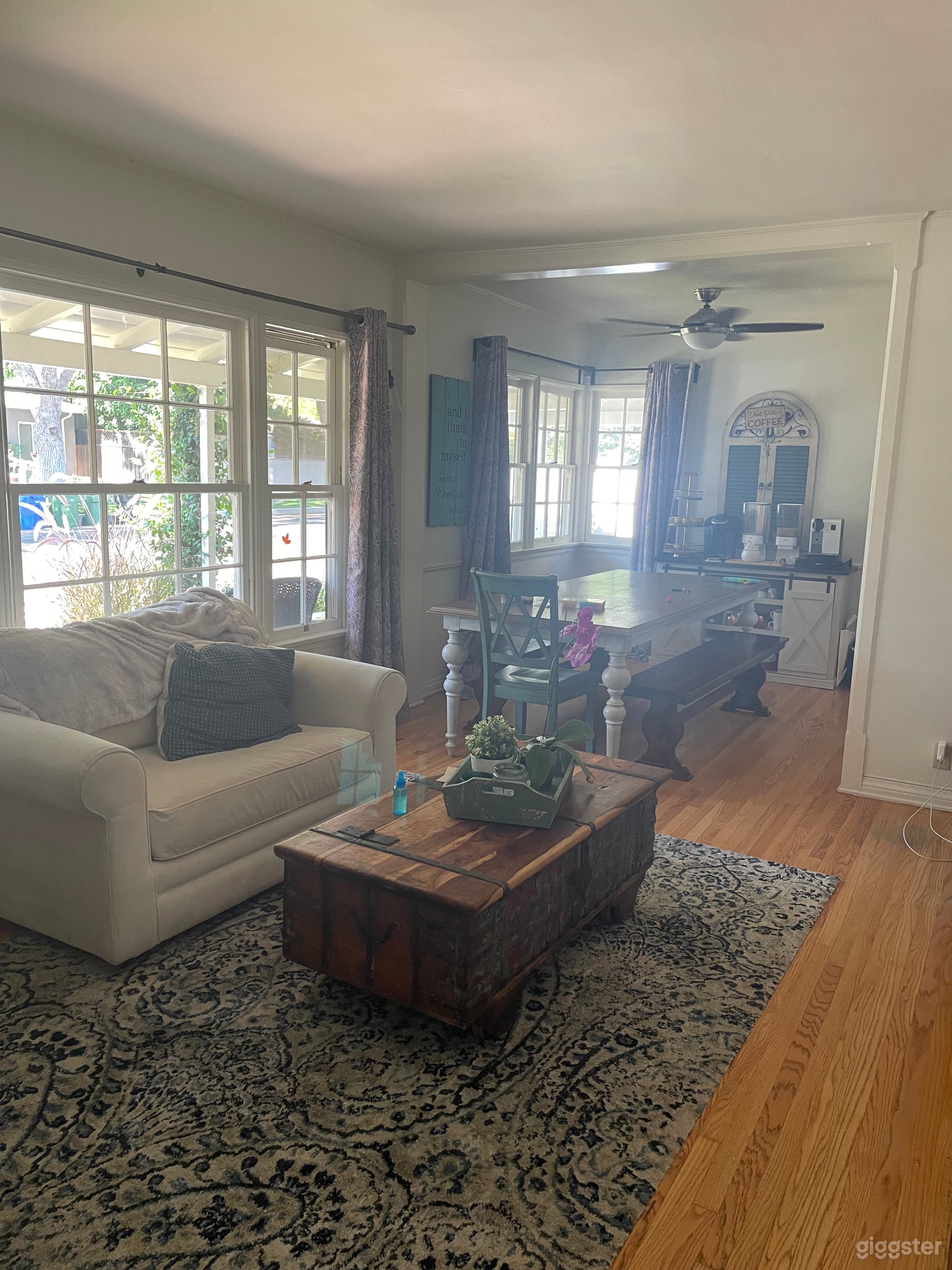 Sunny Yellow Family Home Photo 3