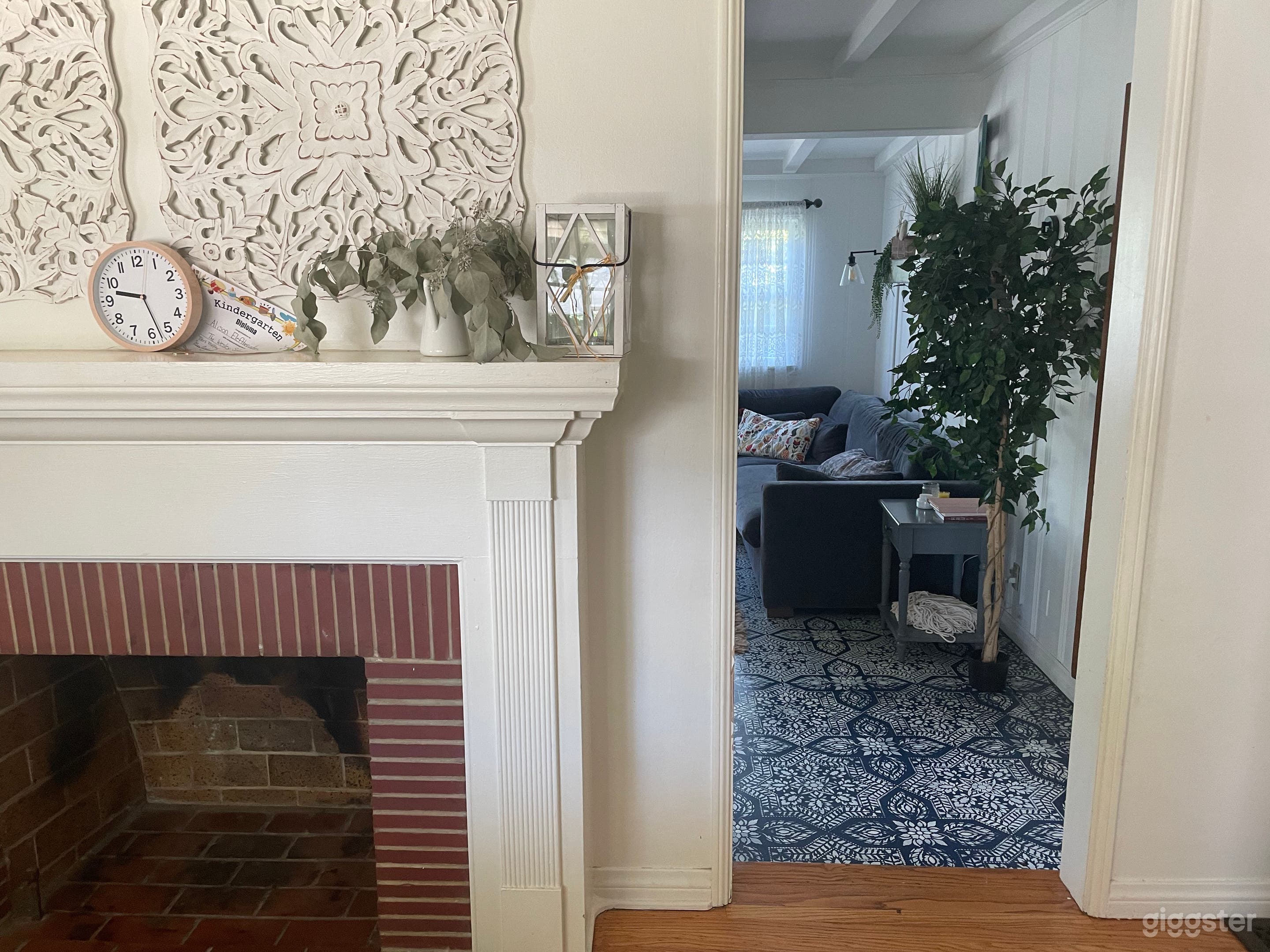 Sunny Yellow Family Home Photo 4