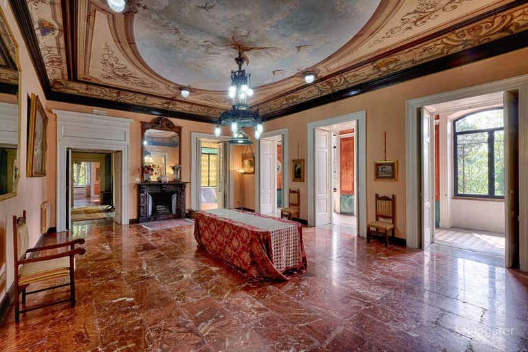  Historic 19th-Century Villa in Salerno 