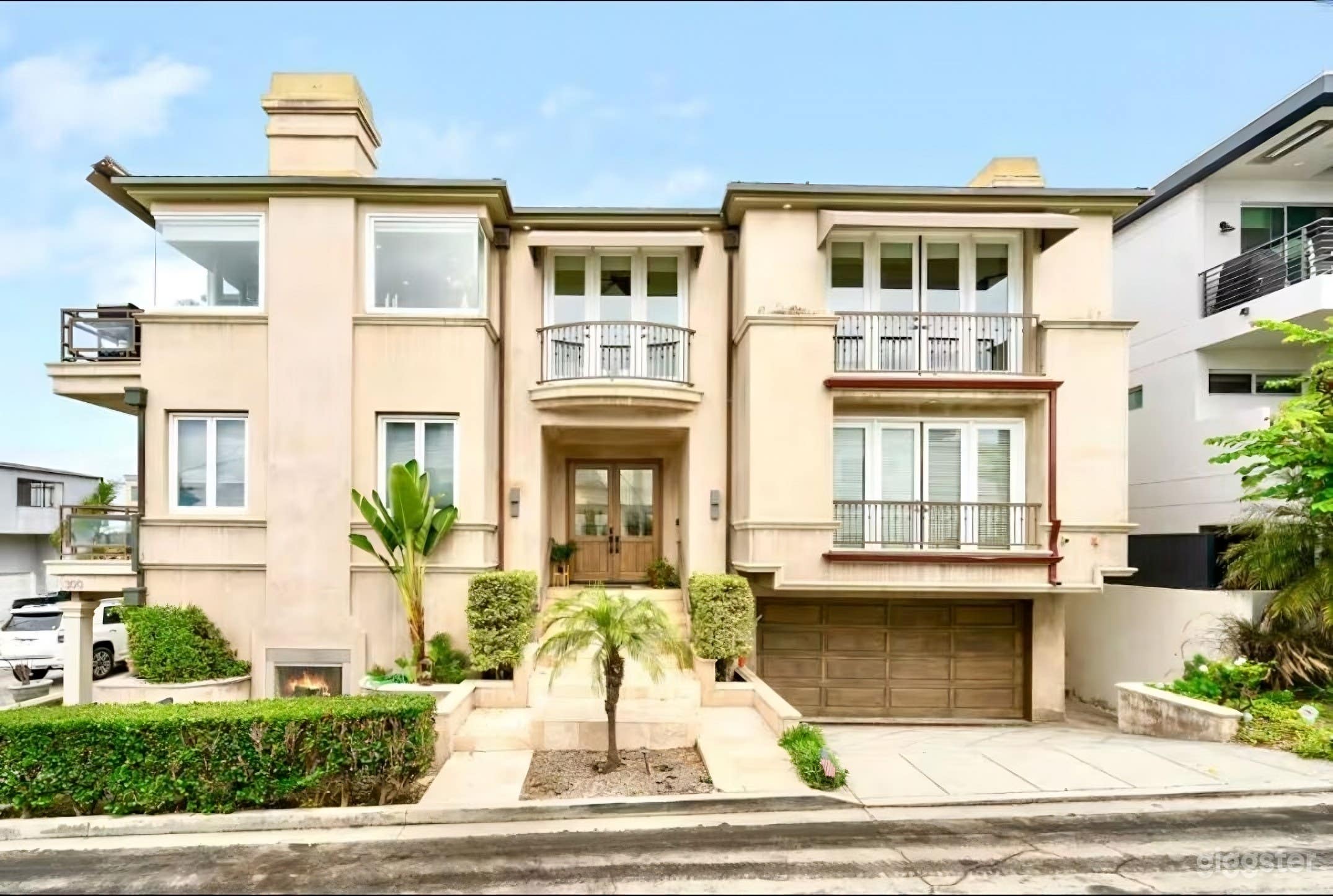 This bright and modern Manhattan Beach home offers exceptional natural light, clean architectural lines, and a signature curved staircase that elevates any production.
Its open layout makes it easy to bring lighting, camera gear, and crew into the space.

