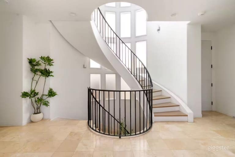 Maison de luxe côtière moderne à Manhattan Beach avec escalier emblématique 