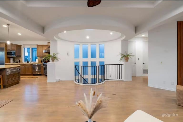 Maison de luxe côtière moderne à Manhattan Beach avec escalier emblématique 