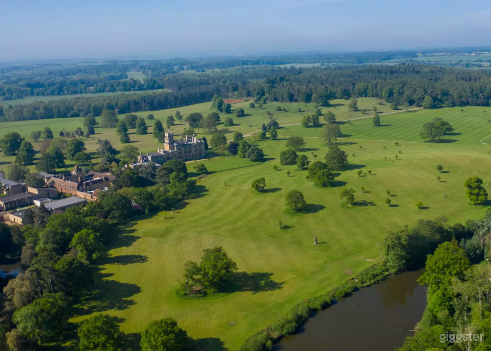 Spacious Outdoor Venue for Weddings and Functions Photo 3