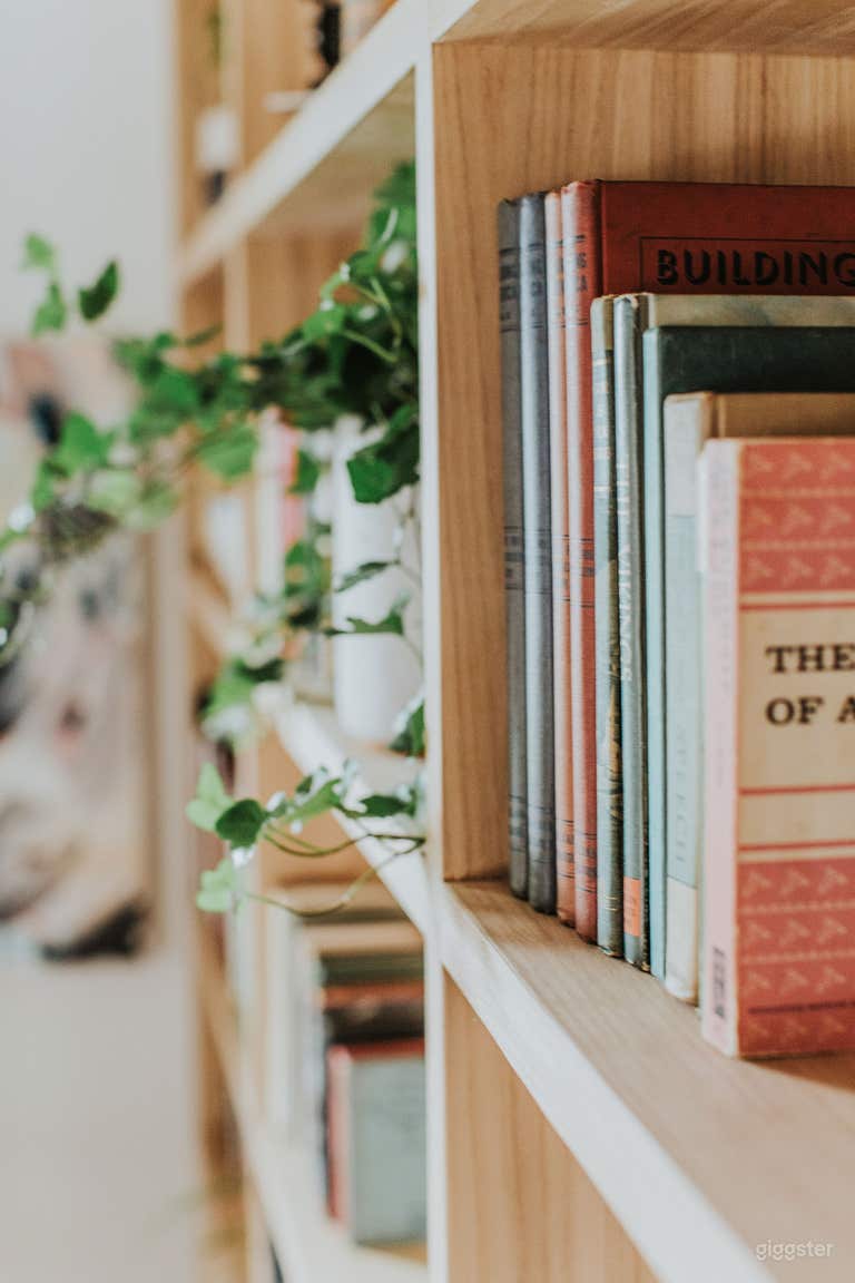  Historic Home With Library Wall 