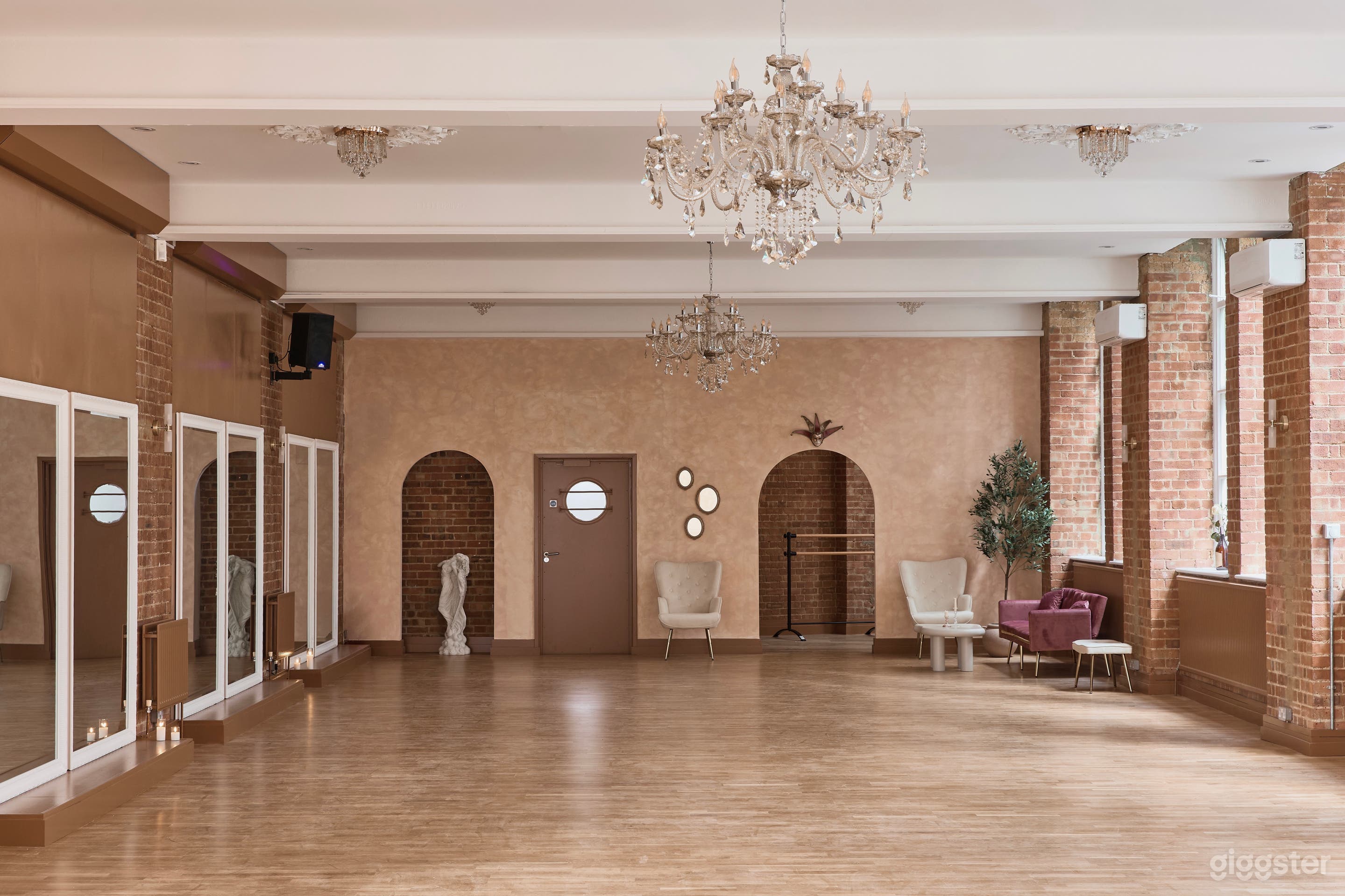 Upper Floor studio Photo 1
