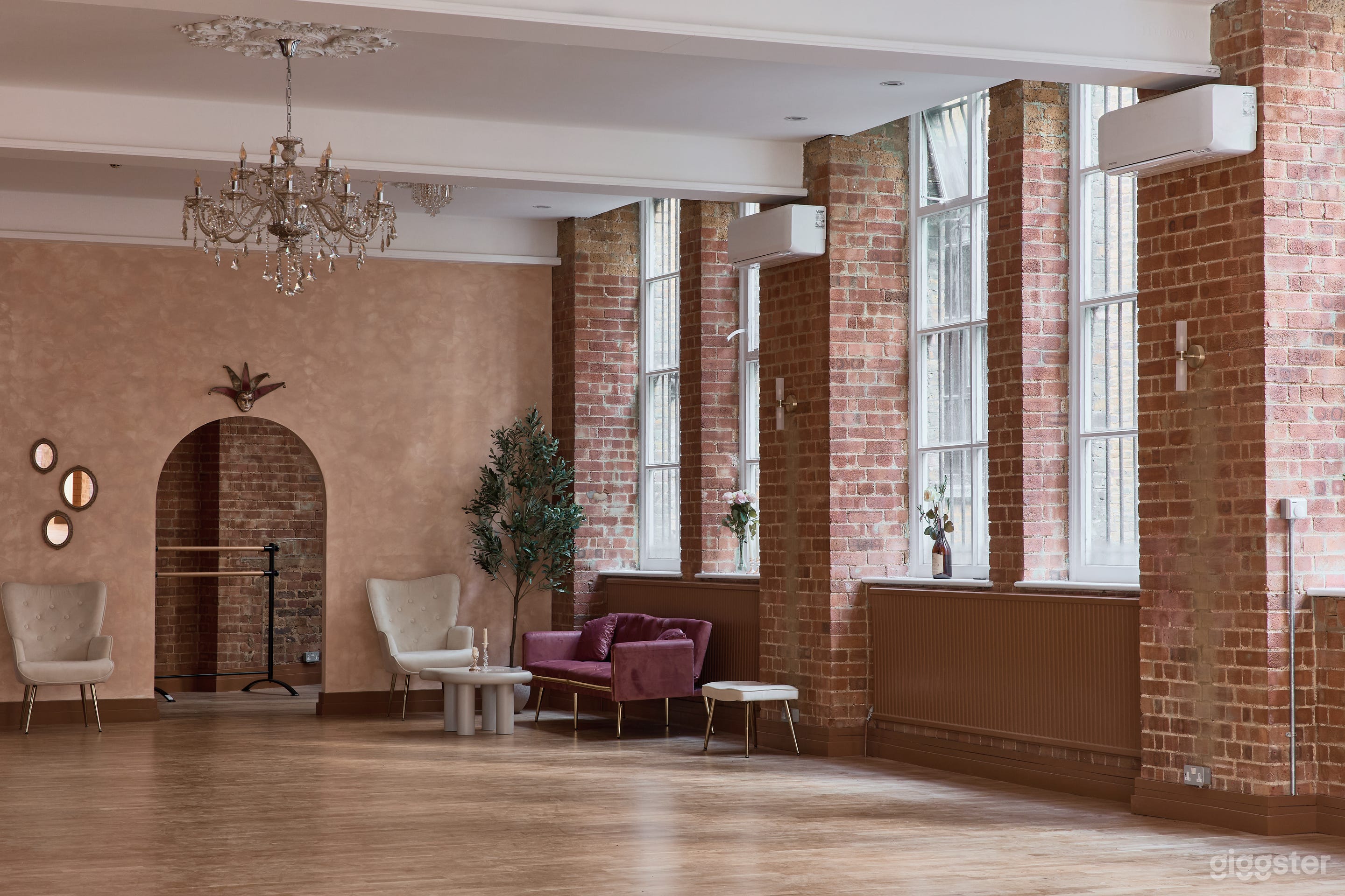 Upper Floor studio Photo 2