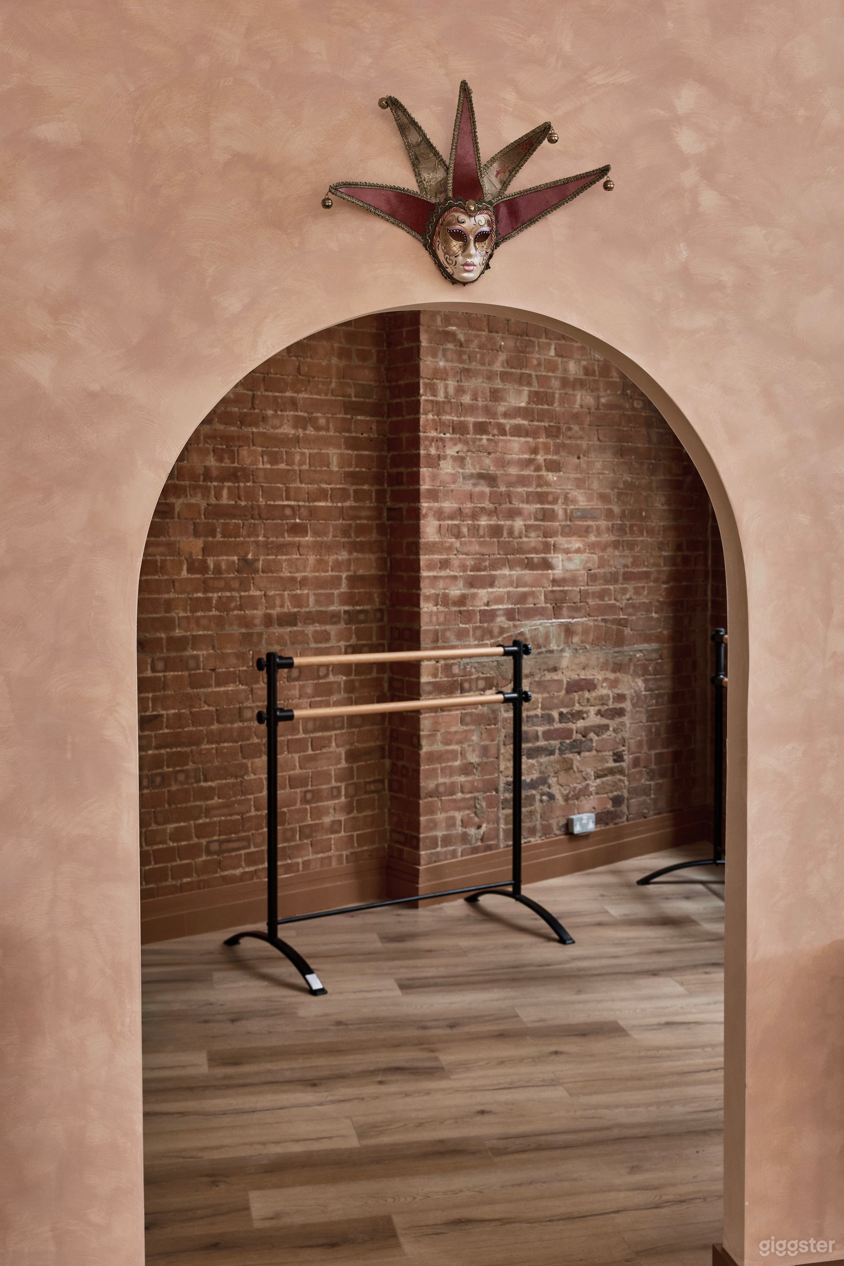 Upper Floor studio Photo 4