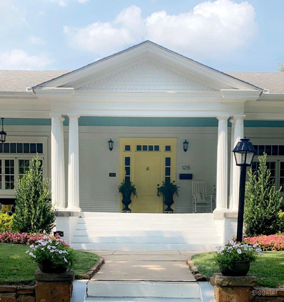 Fabulous large porch great for photos 