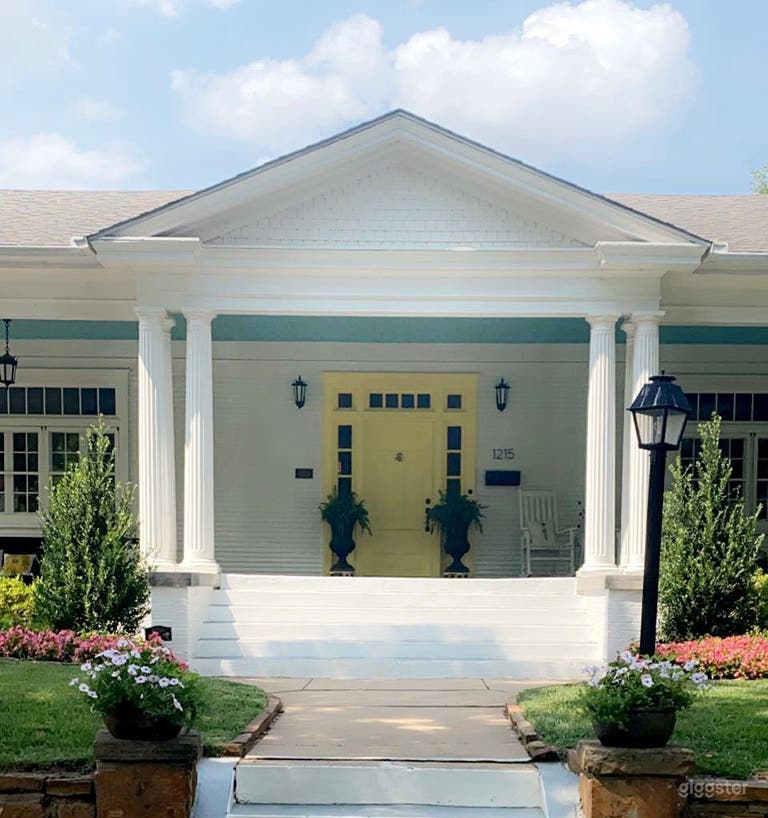  Fabulous large porch great for photos  