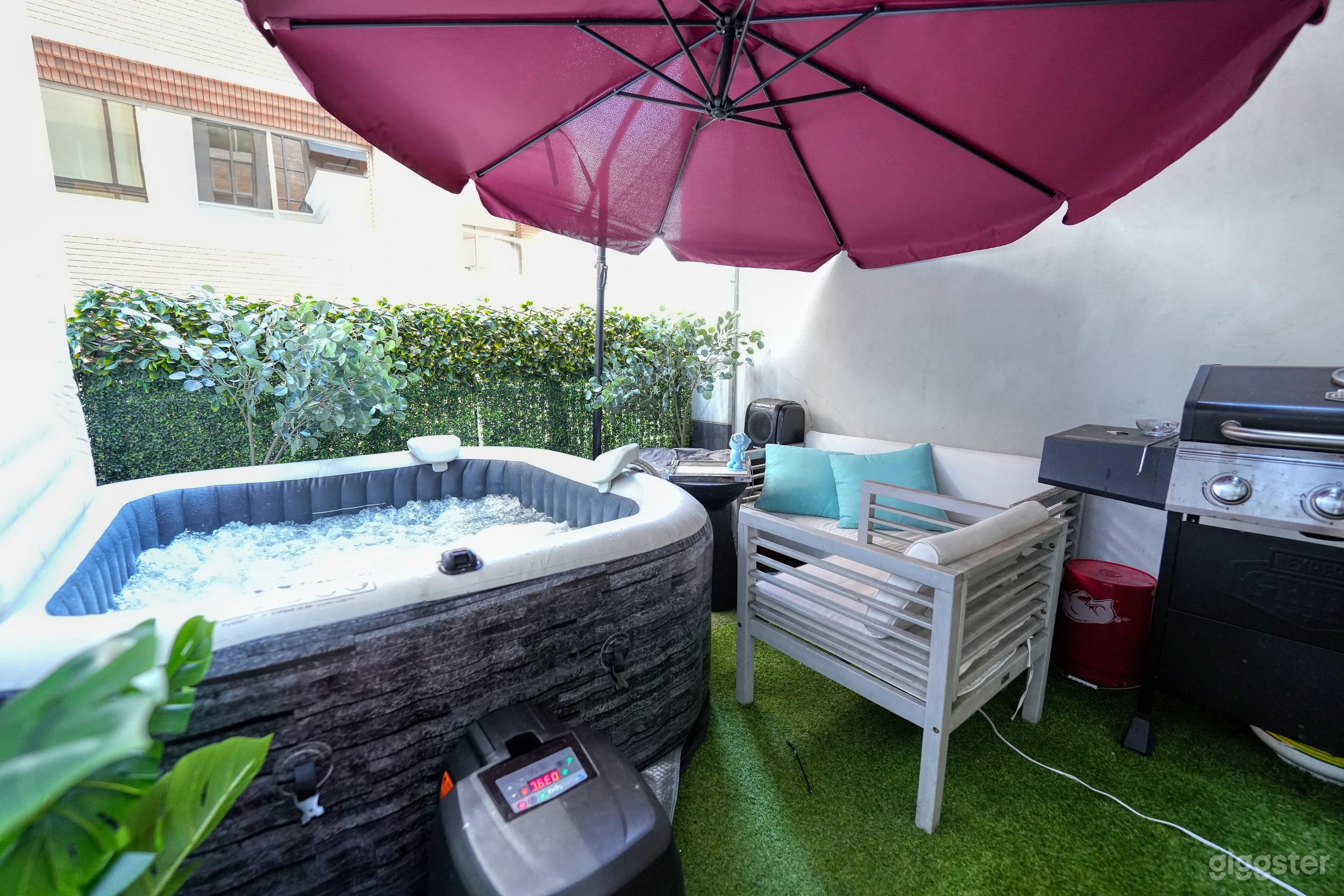 Luxury Downtown | Hot Tub | Productions & Parties Photo 3