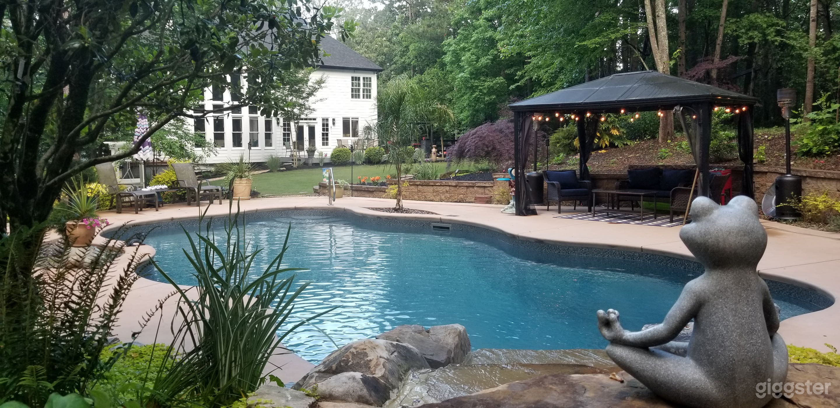 Beautiful Backyard - Large Pond, Waterfalls &amp; Pool Photo 4