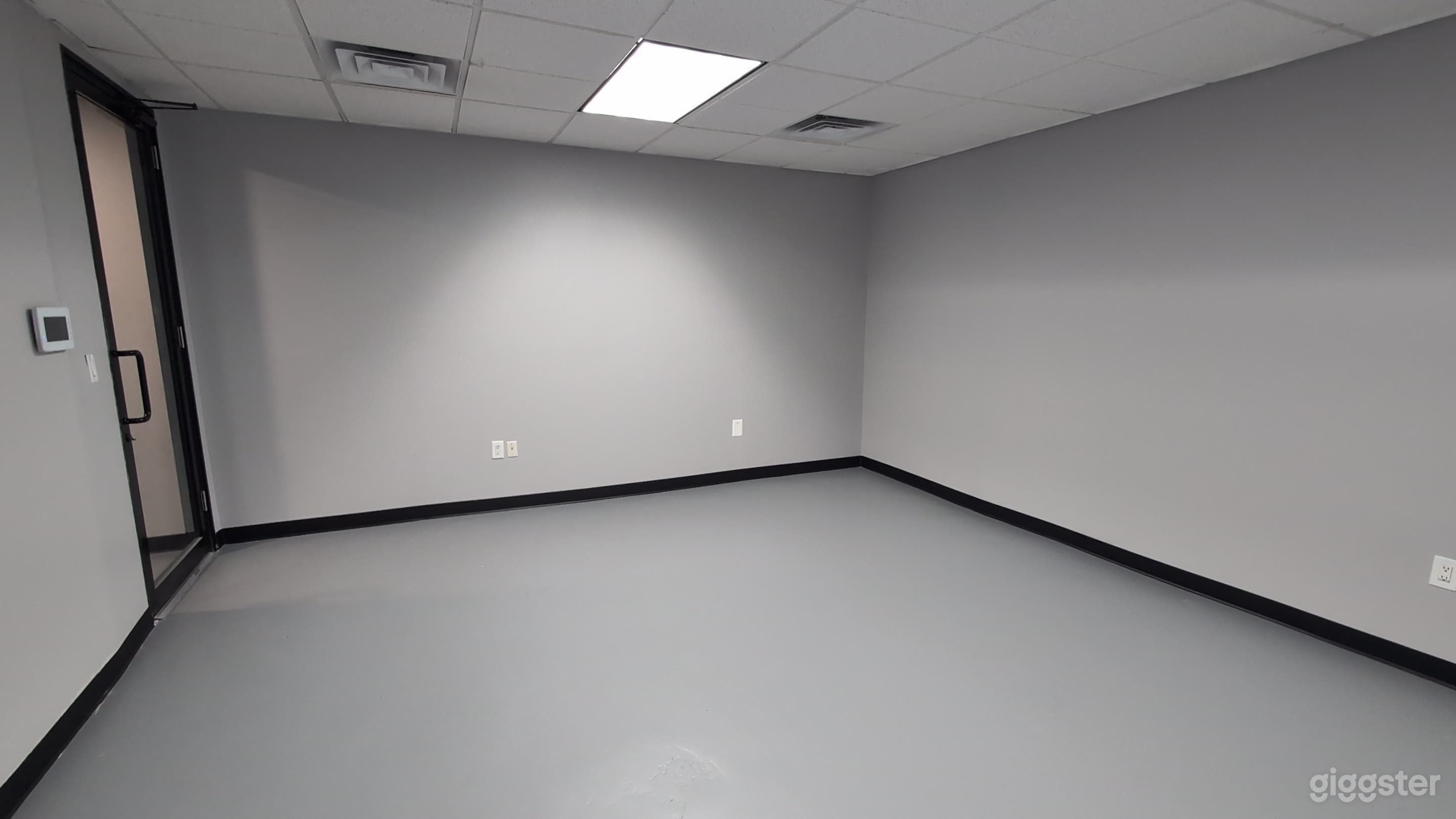 Clean and quiet event rental space Photo 3