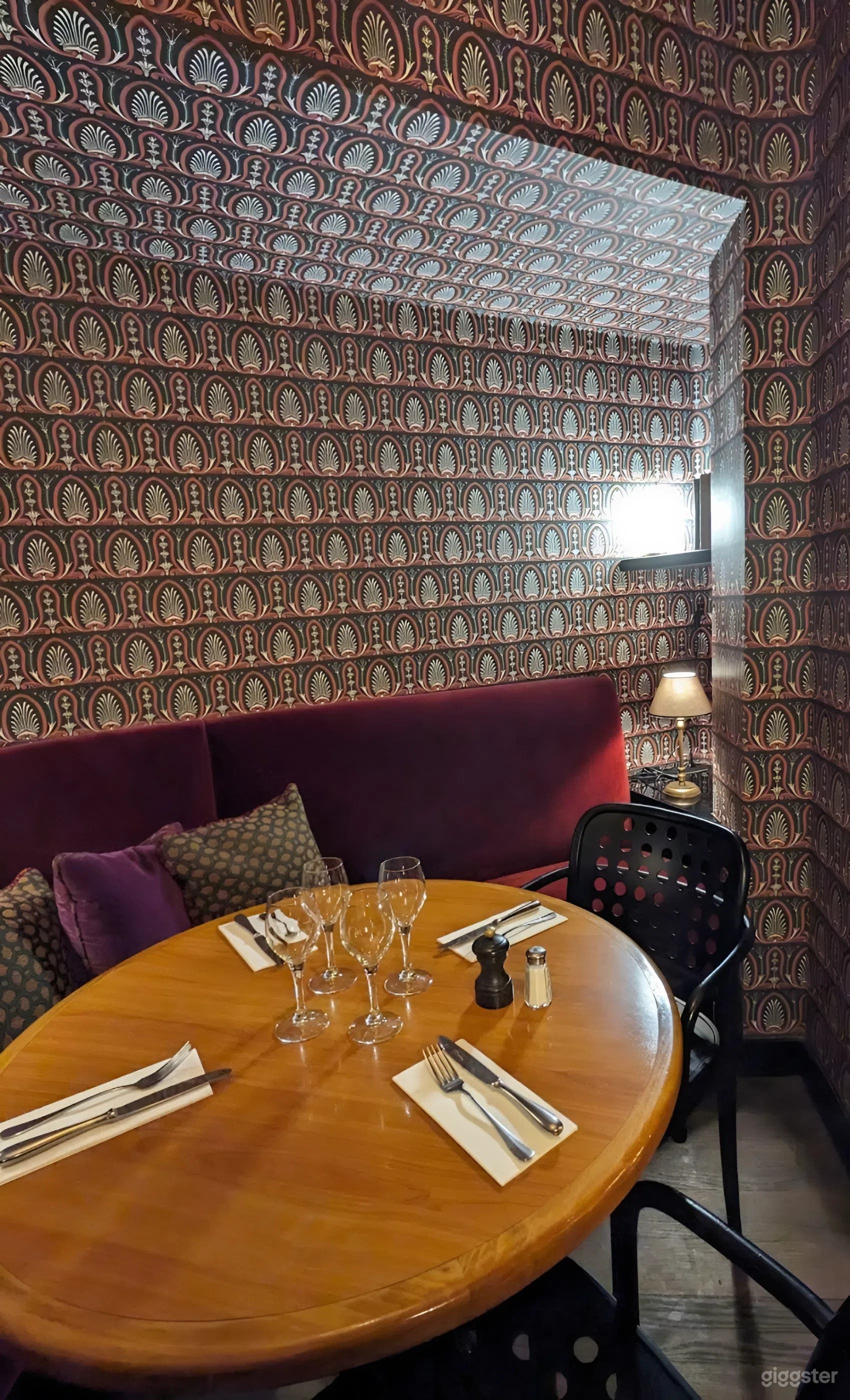 Photo de Elegant Parisian Brasserie with Lounge and Terrace 4