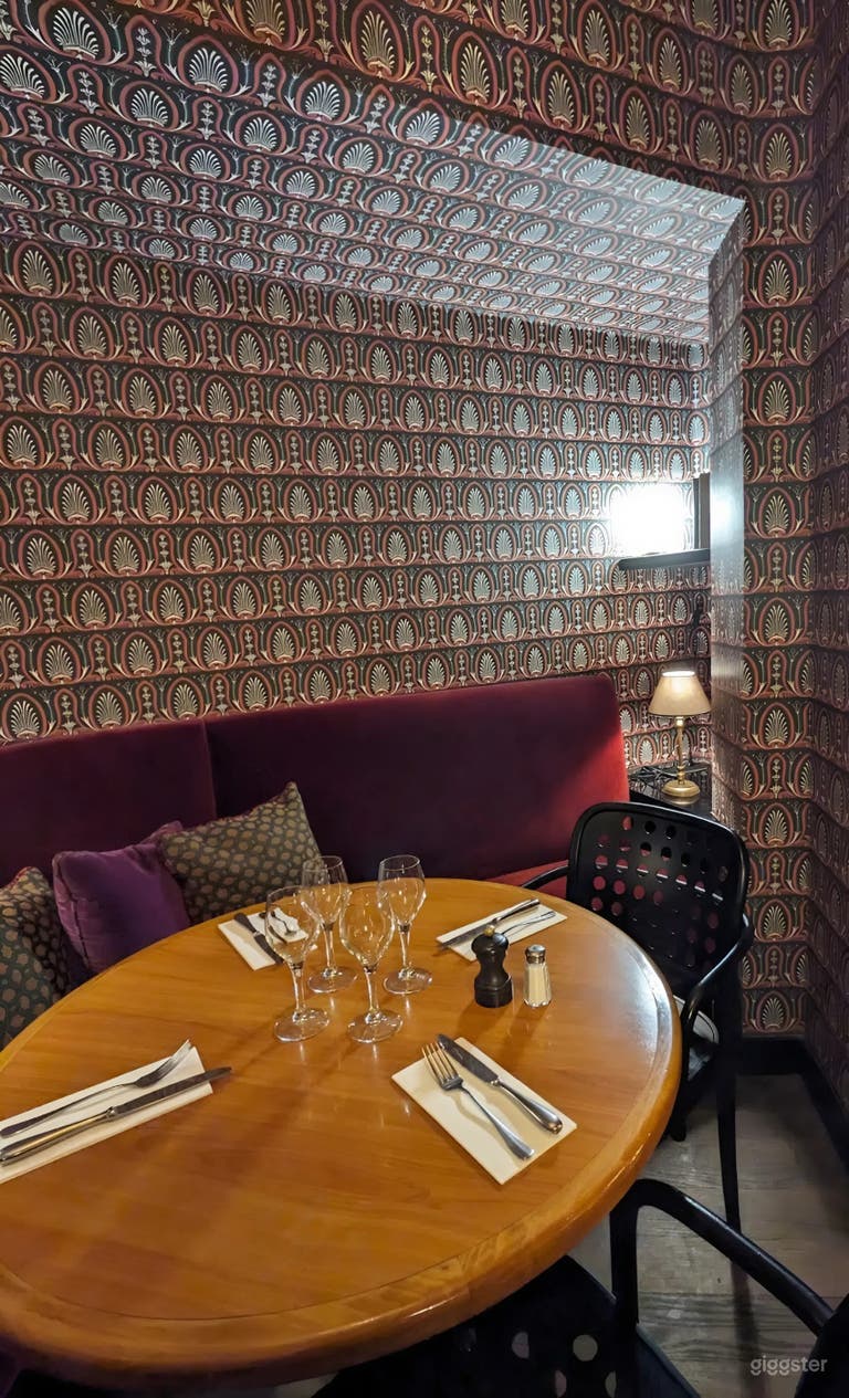  Elegante Pariser Brasserie mit Lounge und Terrasse 