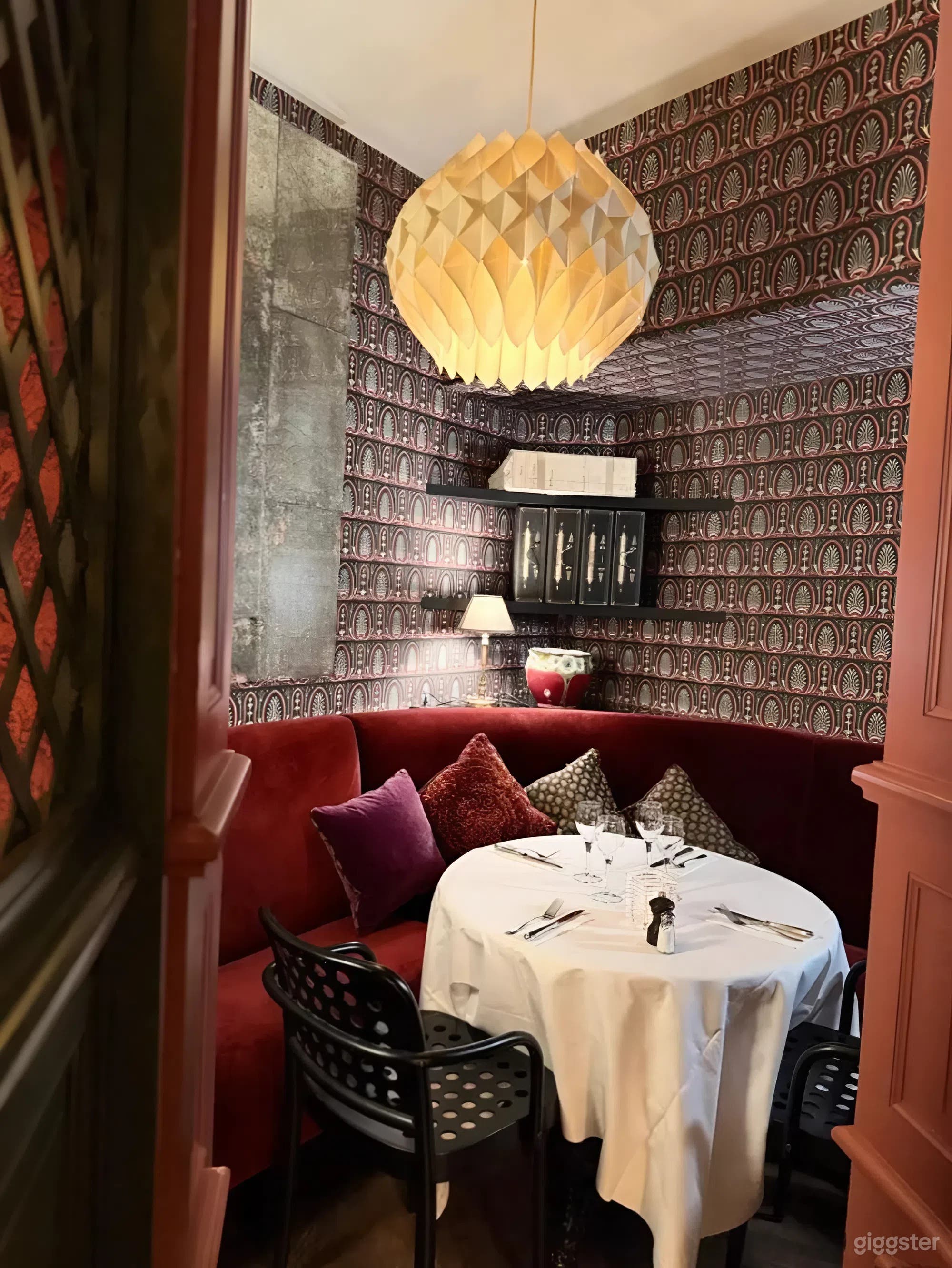 Photo de Elegant Parisian Brasserie with Lounge and Terrace 2
