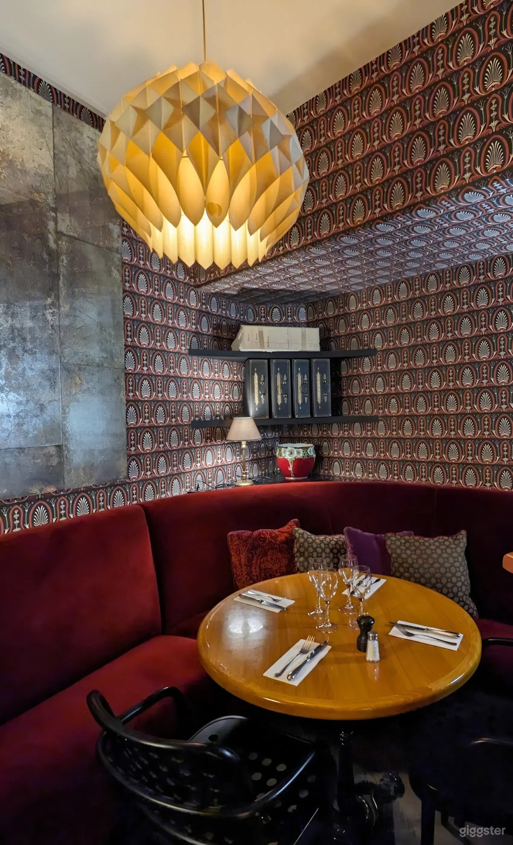 Photo de Elegant Parisian Brasserie with Lounge and Terrace 3