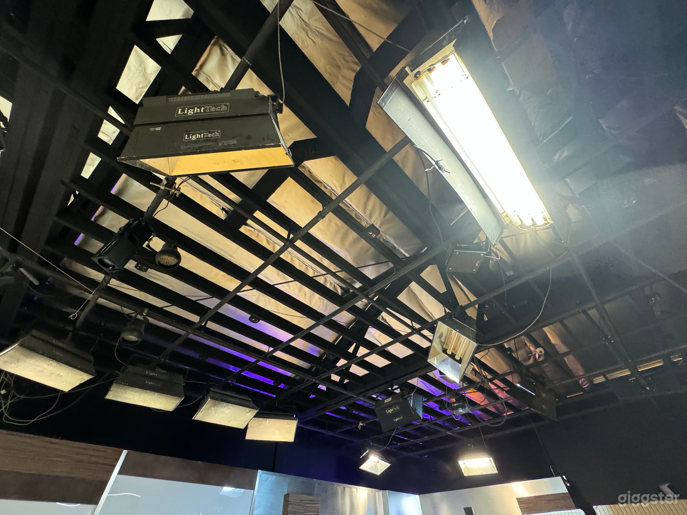 Multiple studios for filming  Photo 4