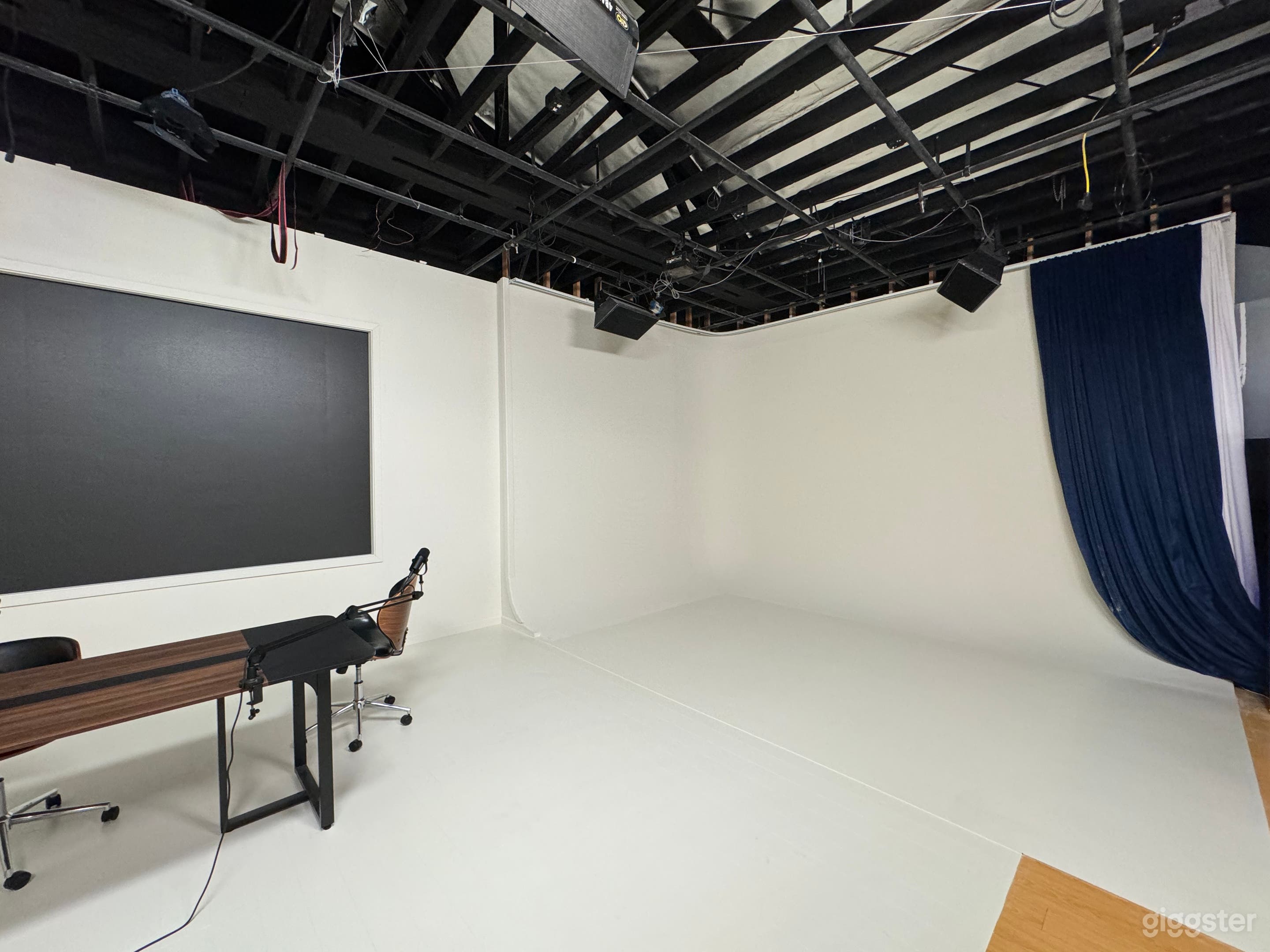 Multiple studios for filming  Photo 3
