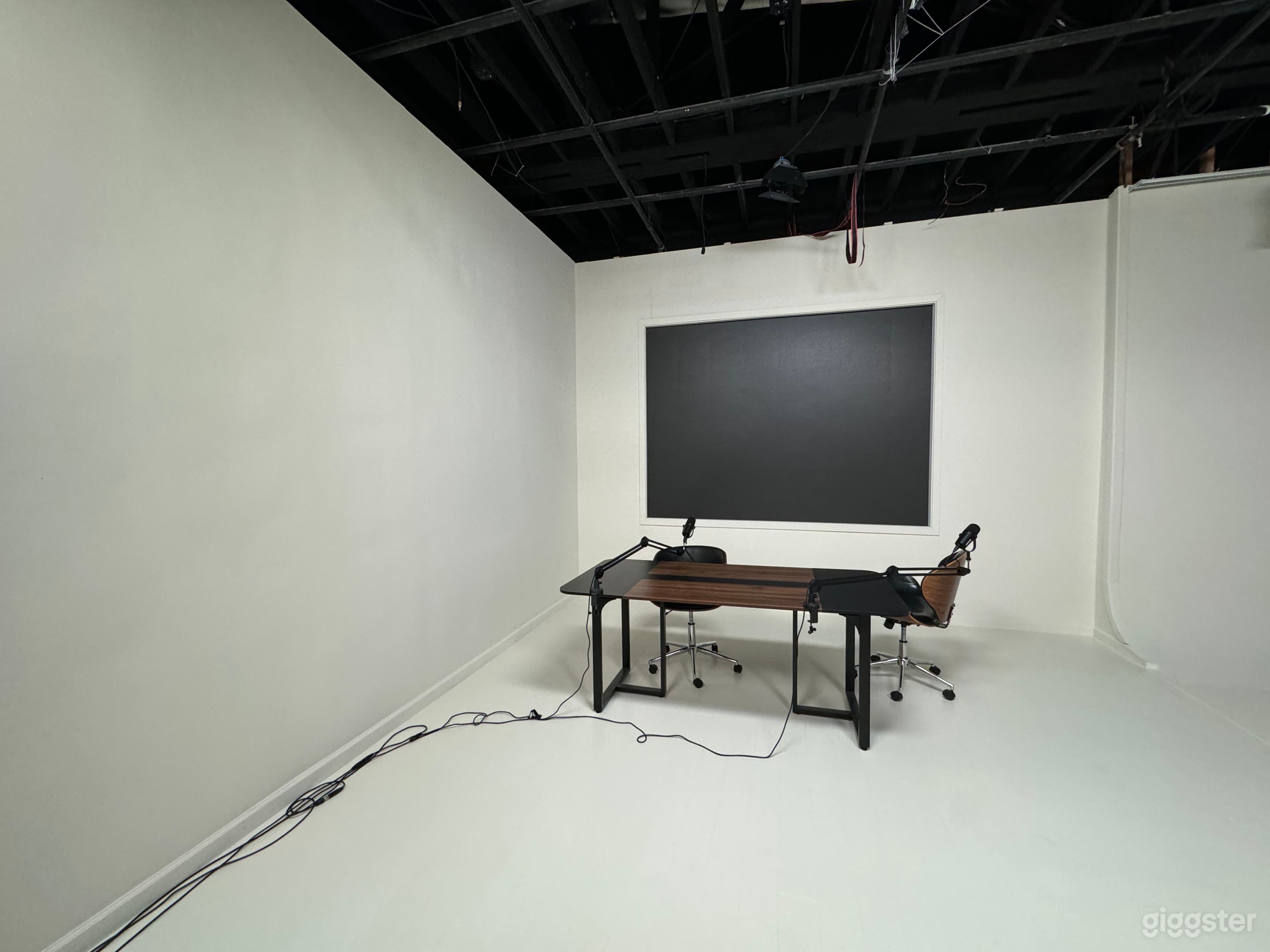 Multiple studios for filming  Photo 2