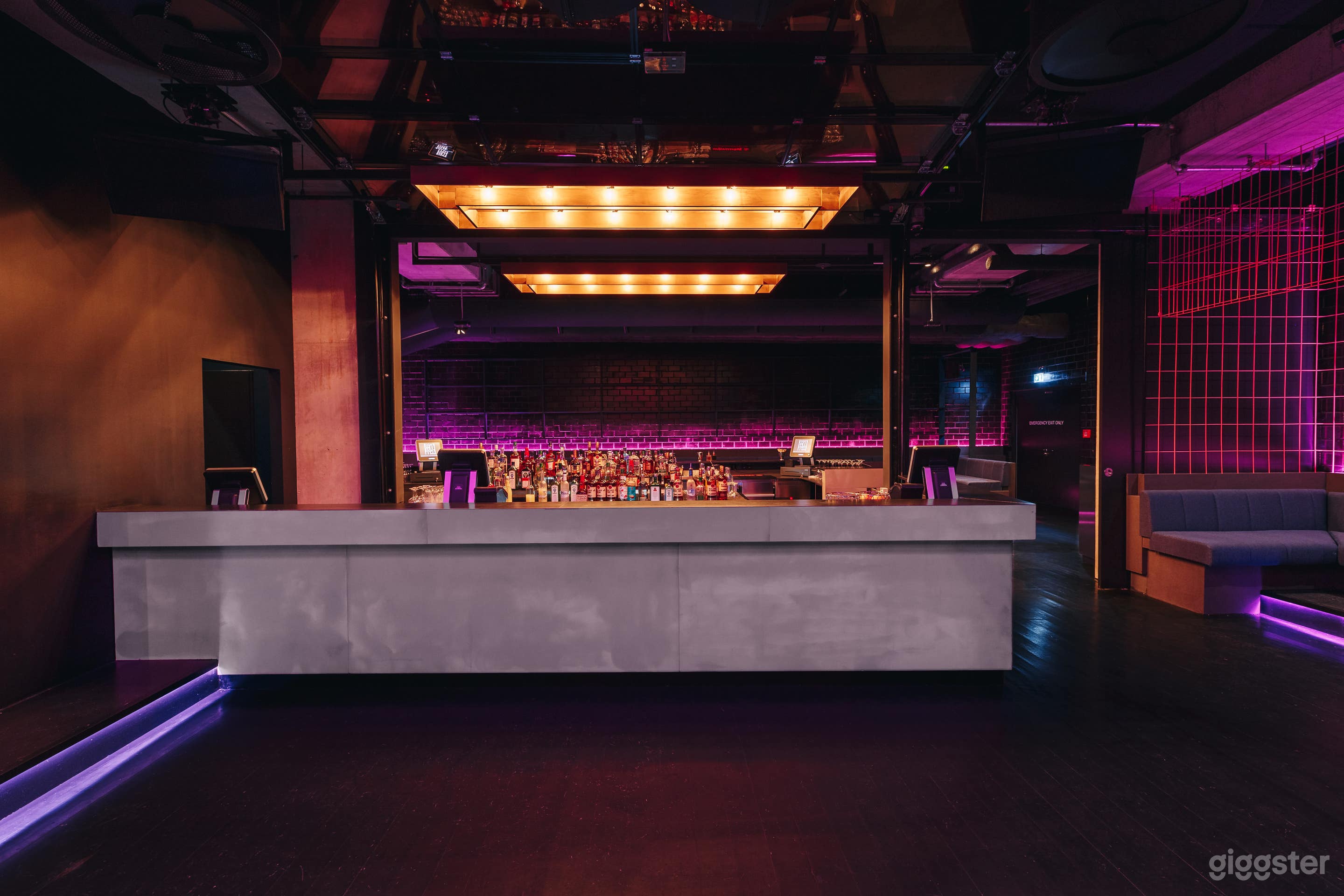 Modernes Eventloft im Clubstil mit 360°-Bar und Außenterrass Foto 2