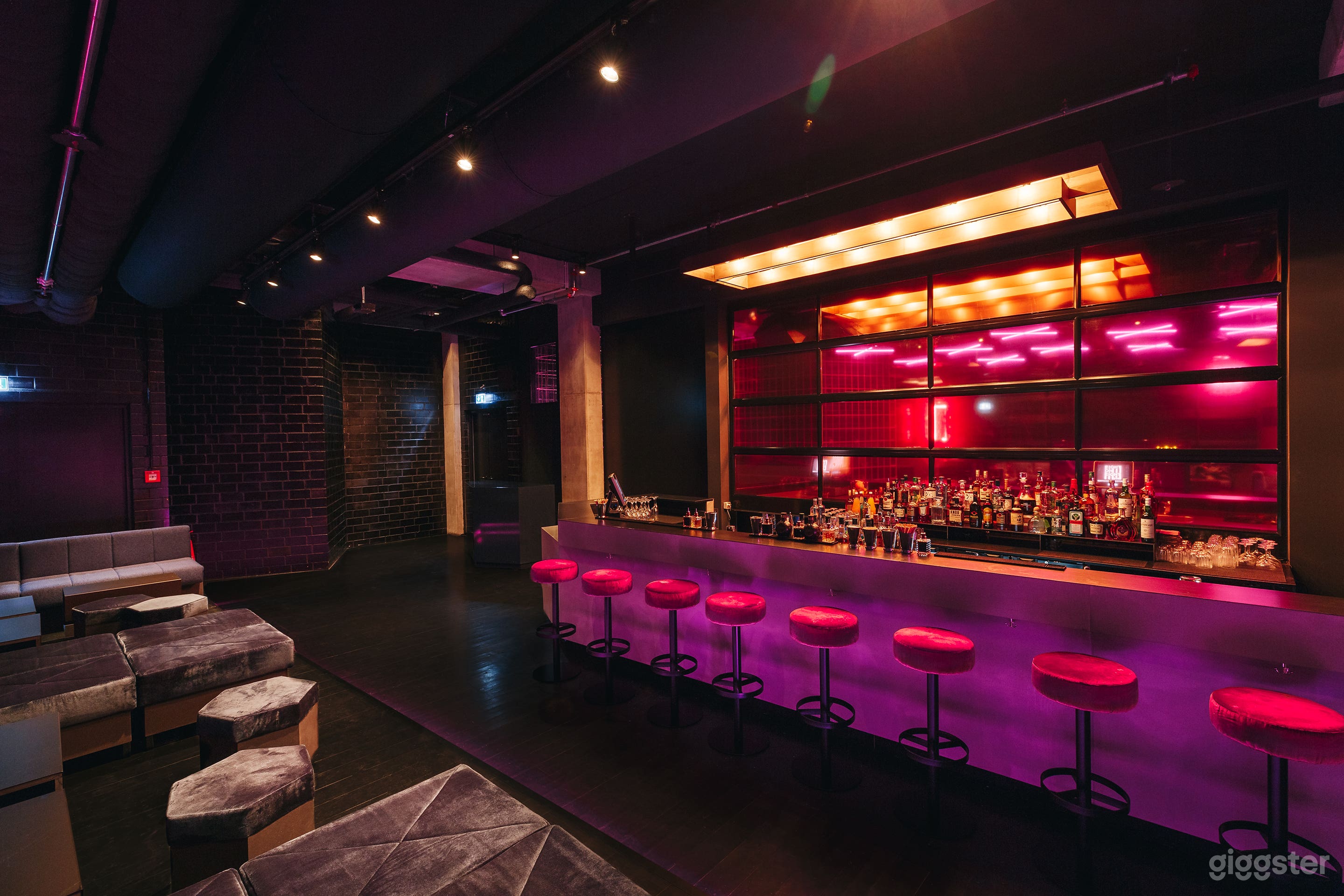 Modernes Eventloft im Clubstil mit 360°-Bar und Außenterrass Foto 3