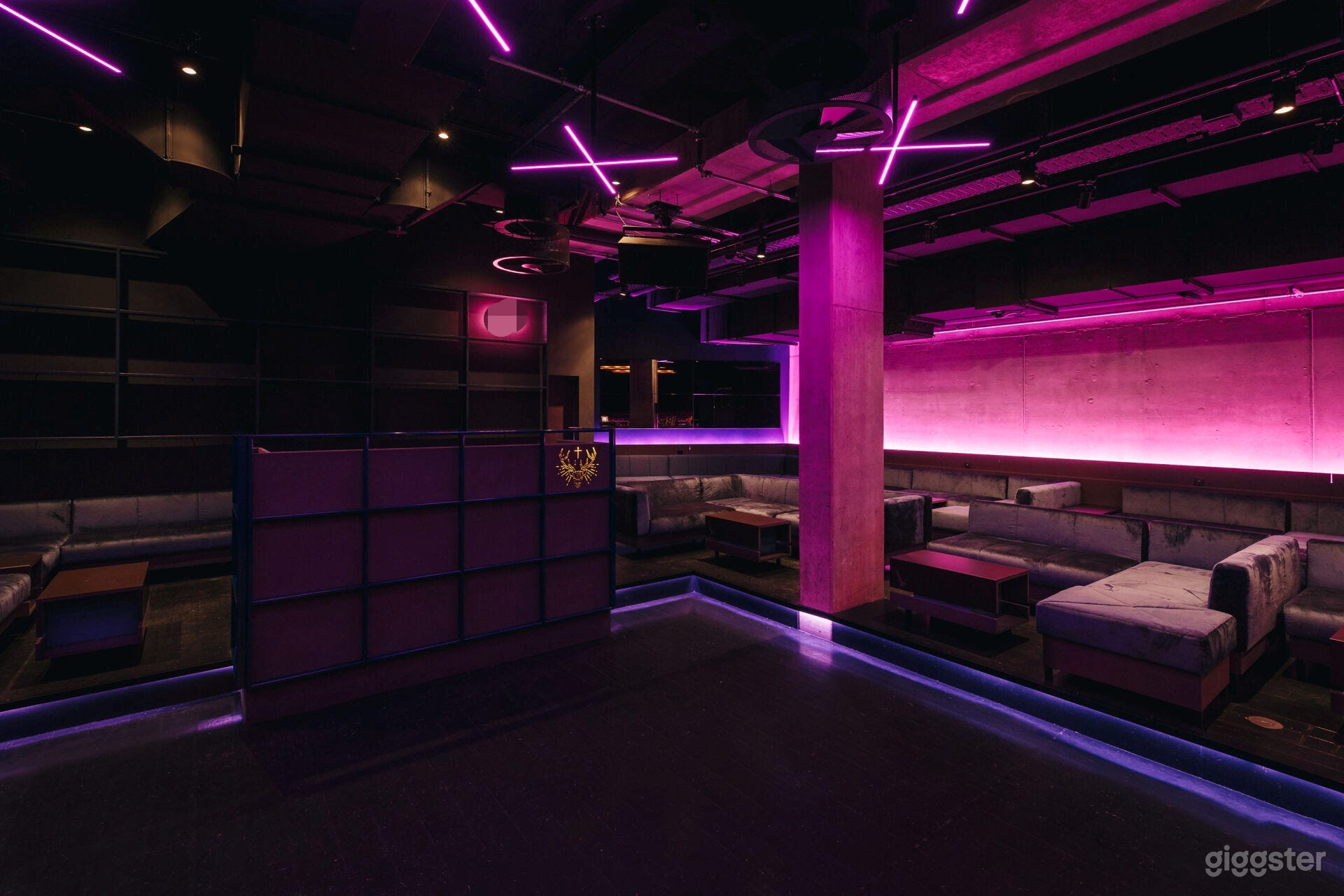 Modernes Eventloft im Clubstil mit 360°-Bar und Außenterrass Foto 4
