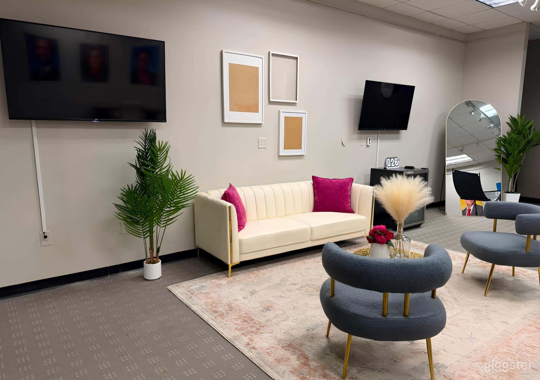 Clean and Modern Photography Studio Photo 1