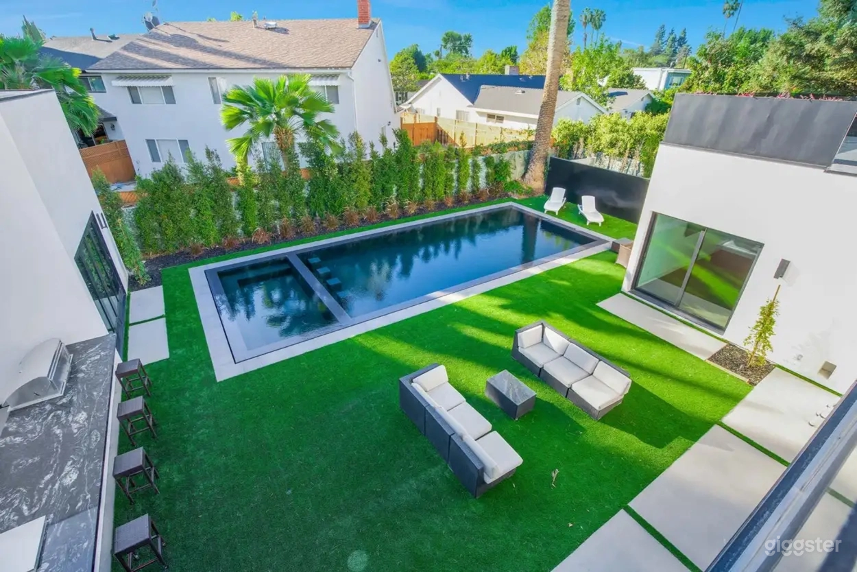 Luxury Modern Backyard Oasis Photo 3