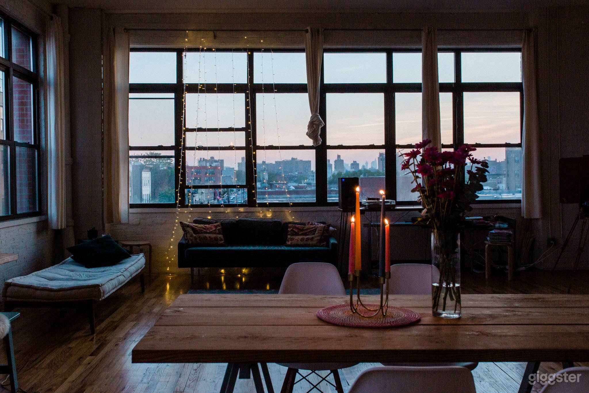 Bright Loft Space With Amazing Light Photo 3