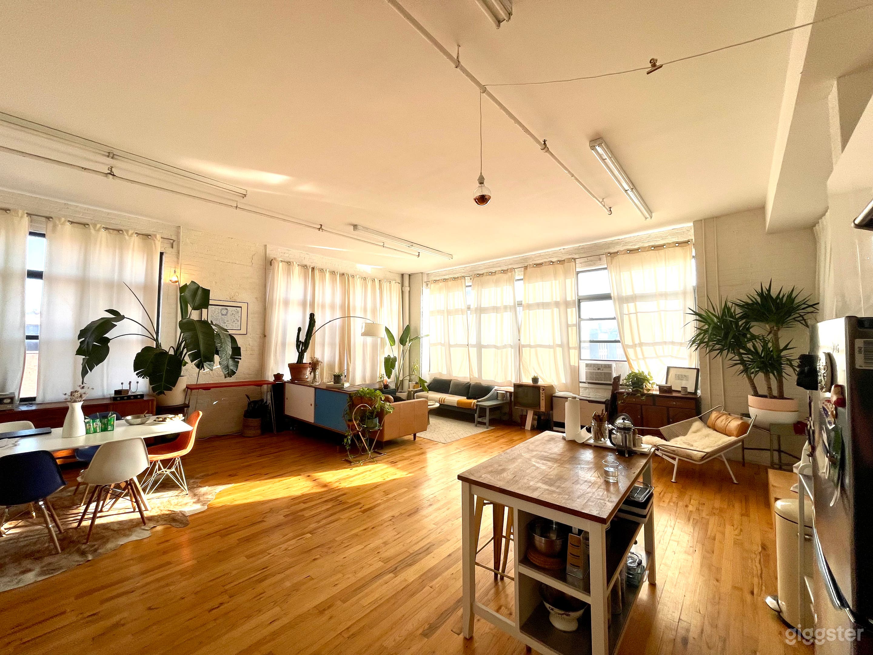 Bright Loft Space With Amazing Light Photo 1