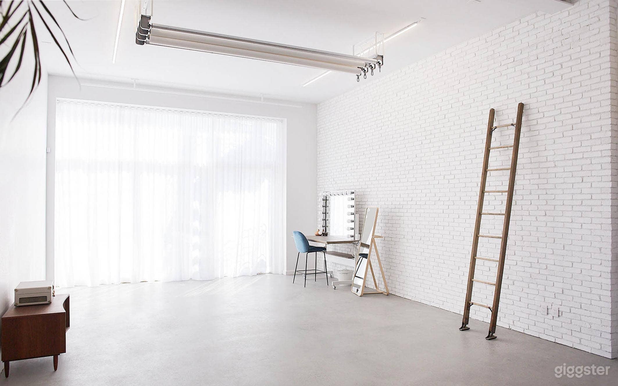 STUNNING Daylight Photo Studio with Huge Windows.  Photo 3