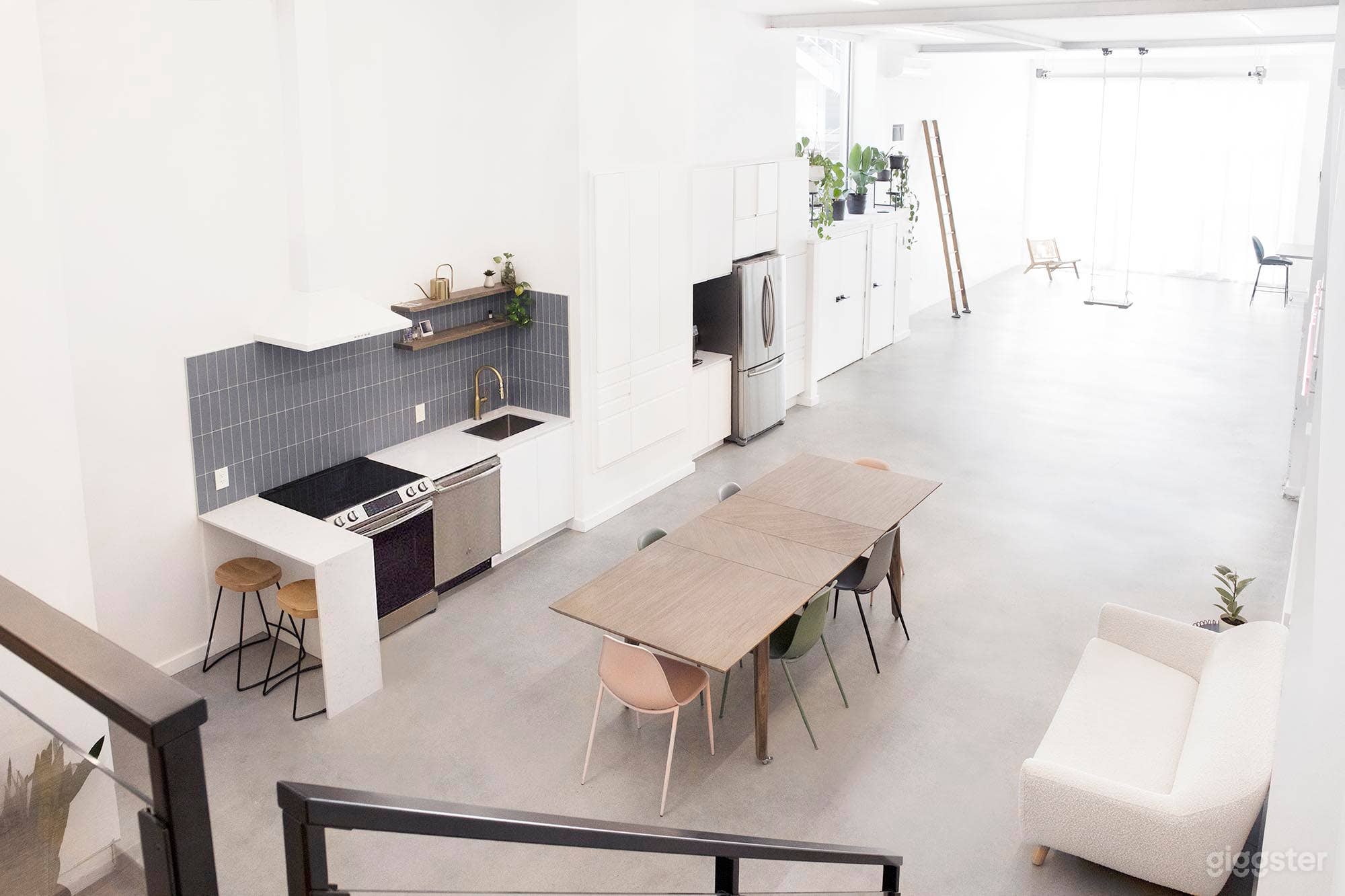 STUNNING Daylight Photo Studio with Huge Windows.  Photo 2