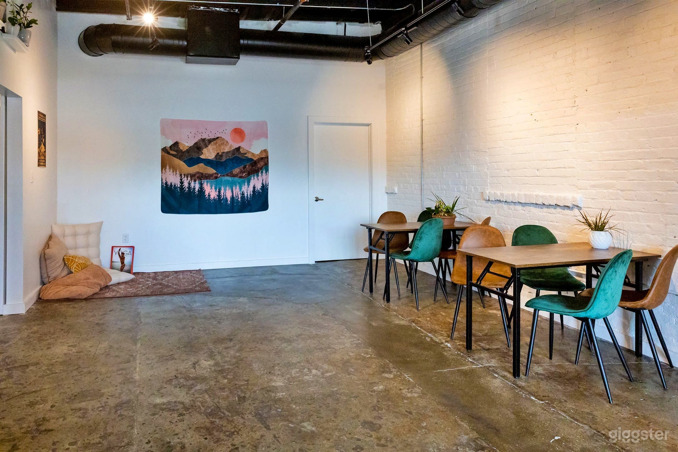 Inviting Yoga Studio (Buyout) Photo 3