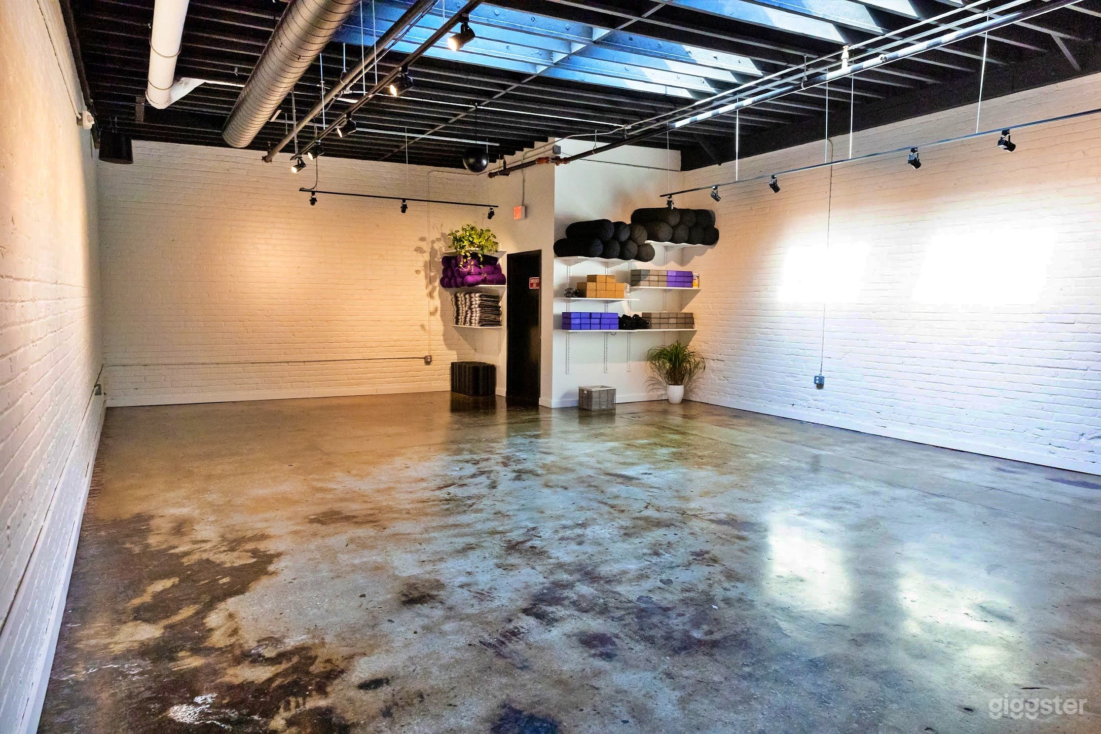 Inviting Yoga Studio (Buyout) Photo 2