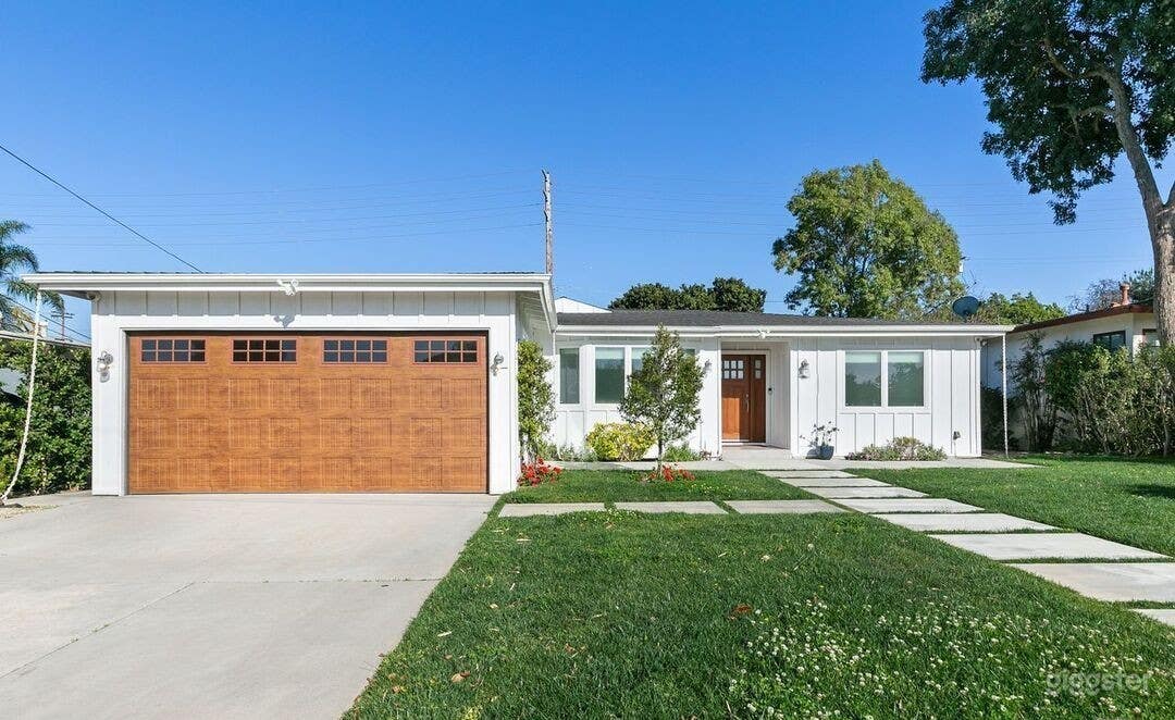 Stylish California Lifestyle Farmhouse Photo 2