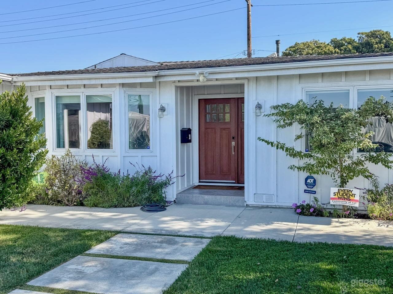 Stylish California Lifestyle Farmhouse Photo 3