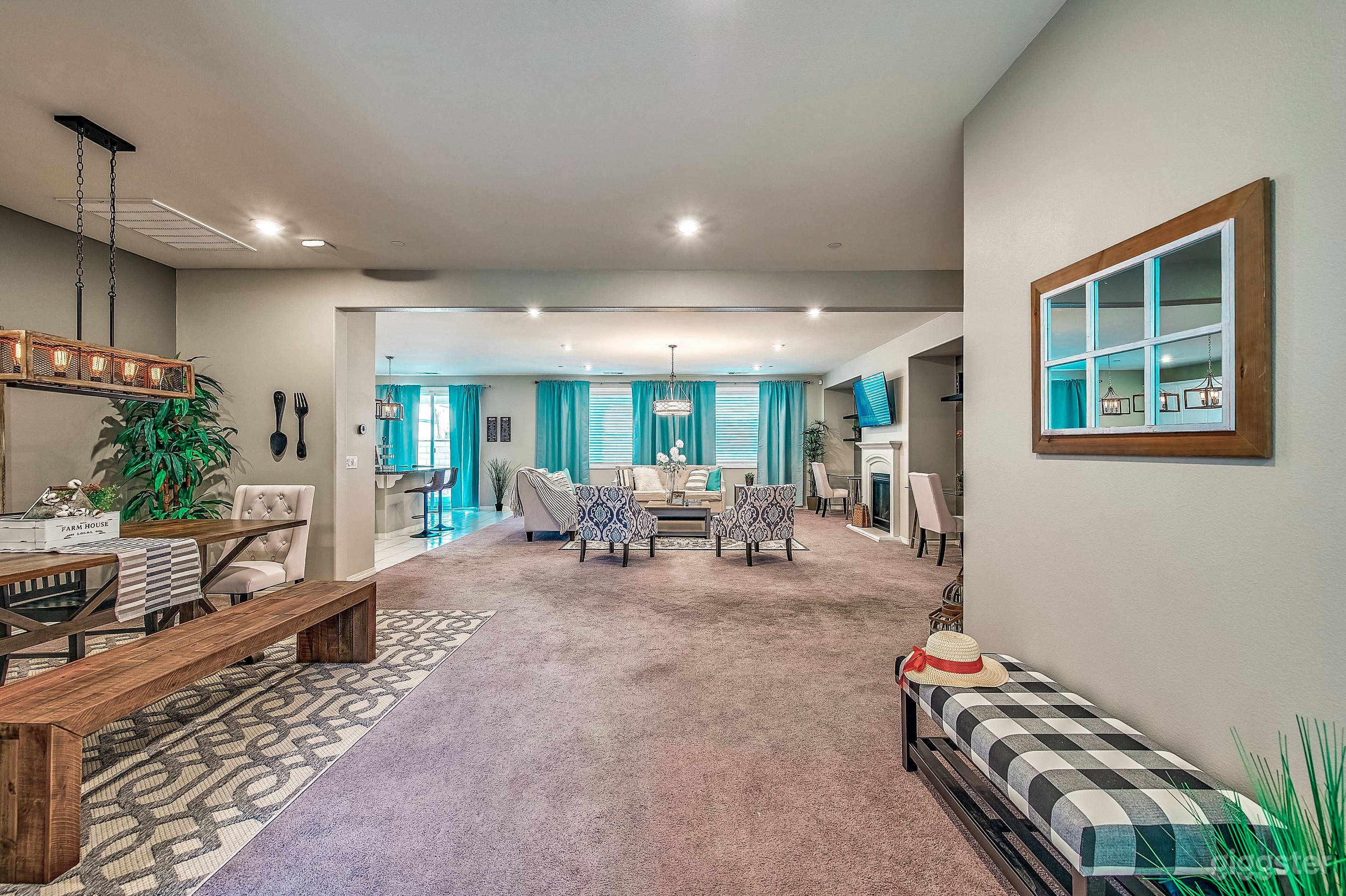 Variety of themed spots Modern Farm style House Photo 4