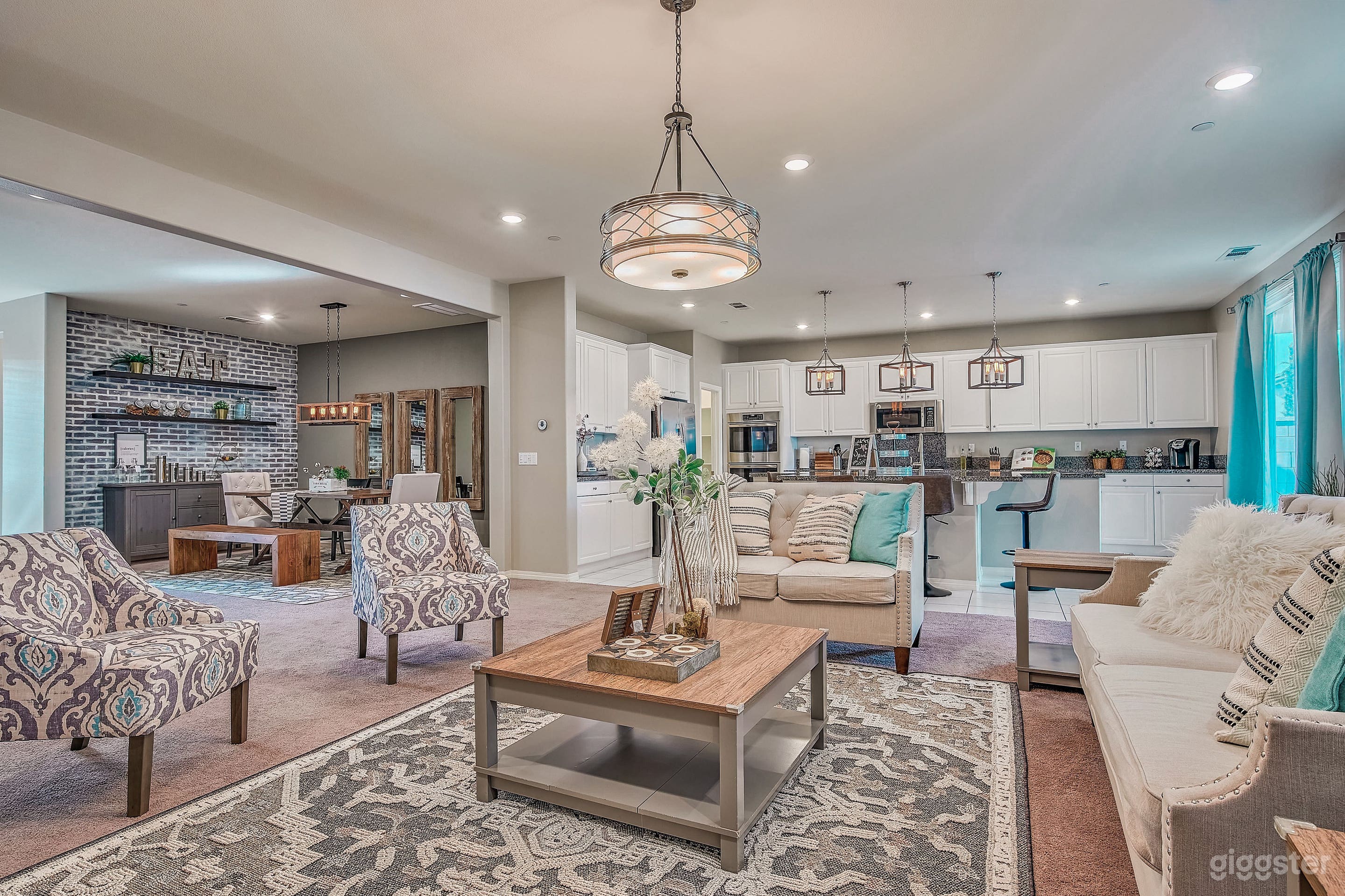 Variety of themed spots Modern Farm style House Photo 1