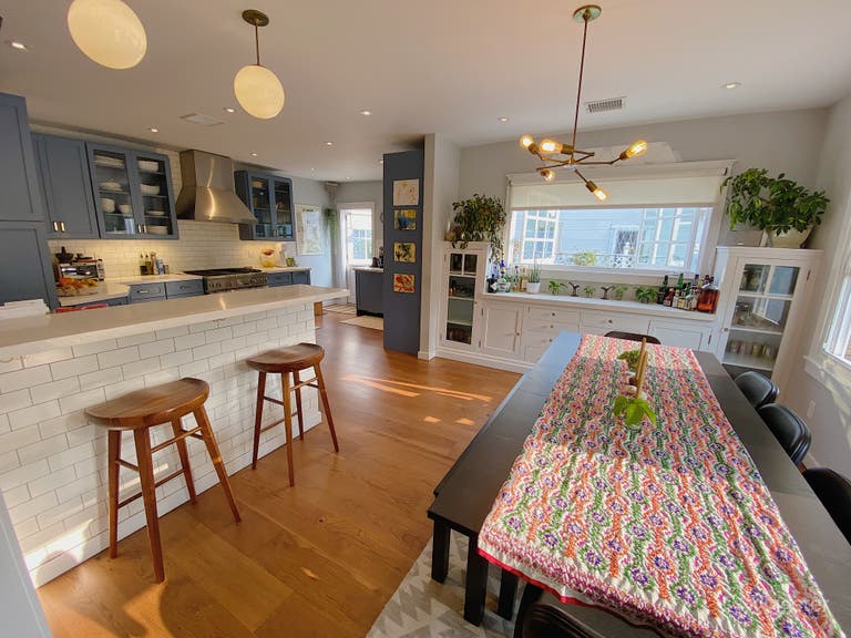  Dinning area w/ built-in bar 