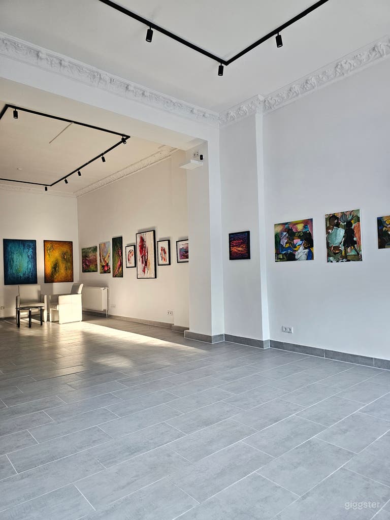  Lichtdurchflutete Galerie mit hohen Decken 